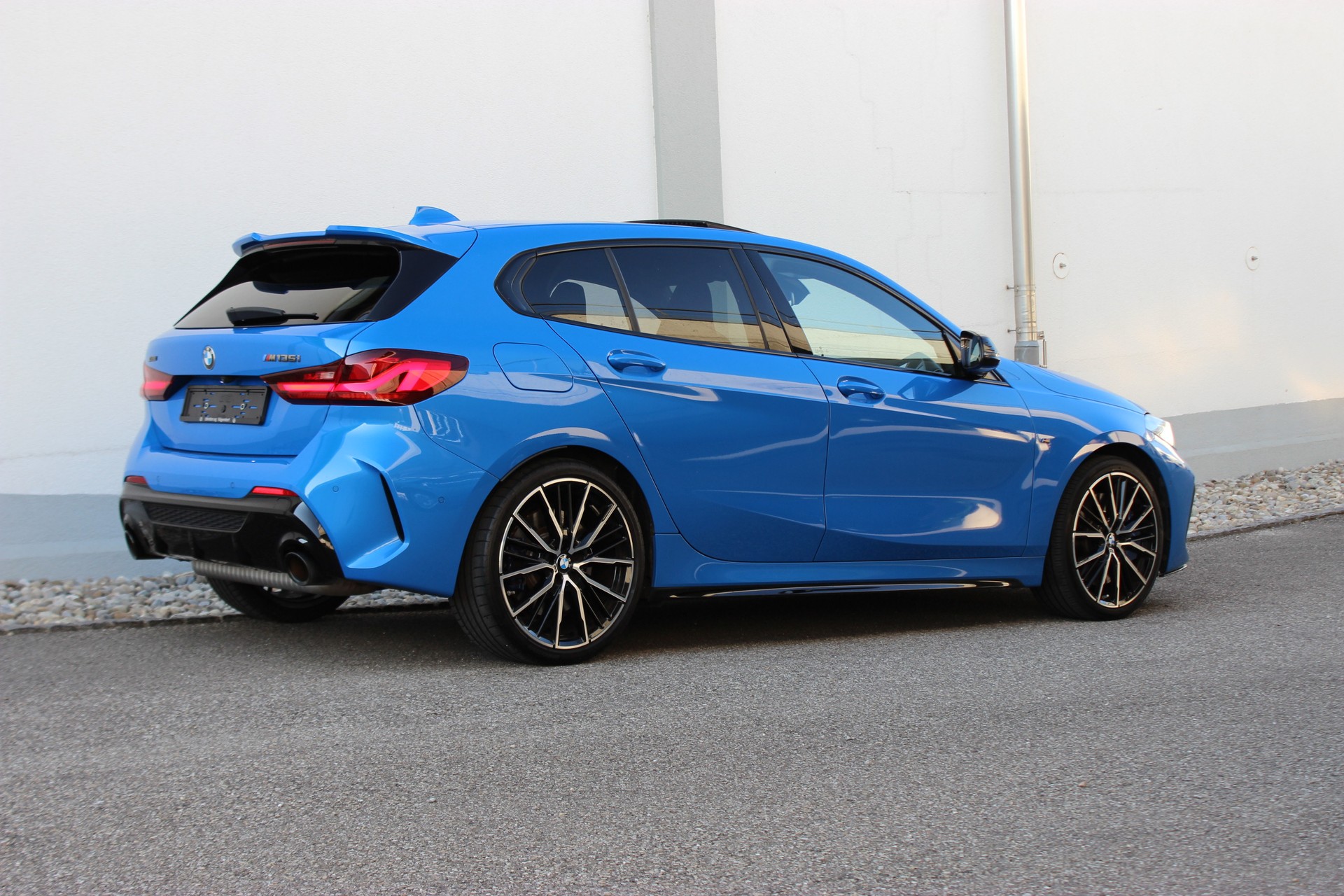 BMW M135i xDrive *MISANO BLAU METALLIC*-showroom-element-2
