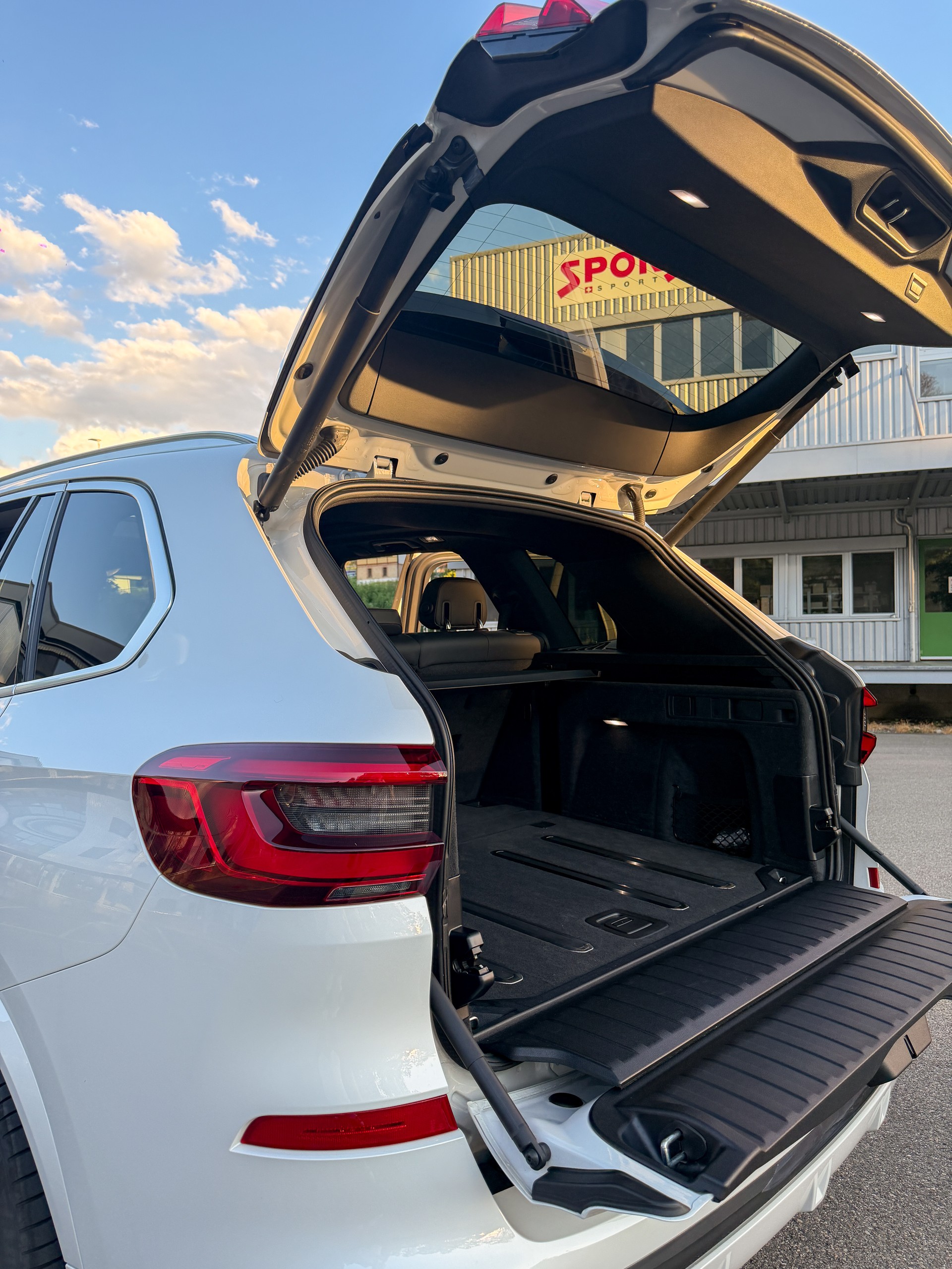 BMW M50i xDrive-image-8