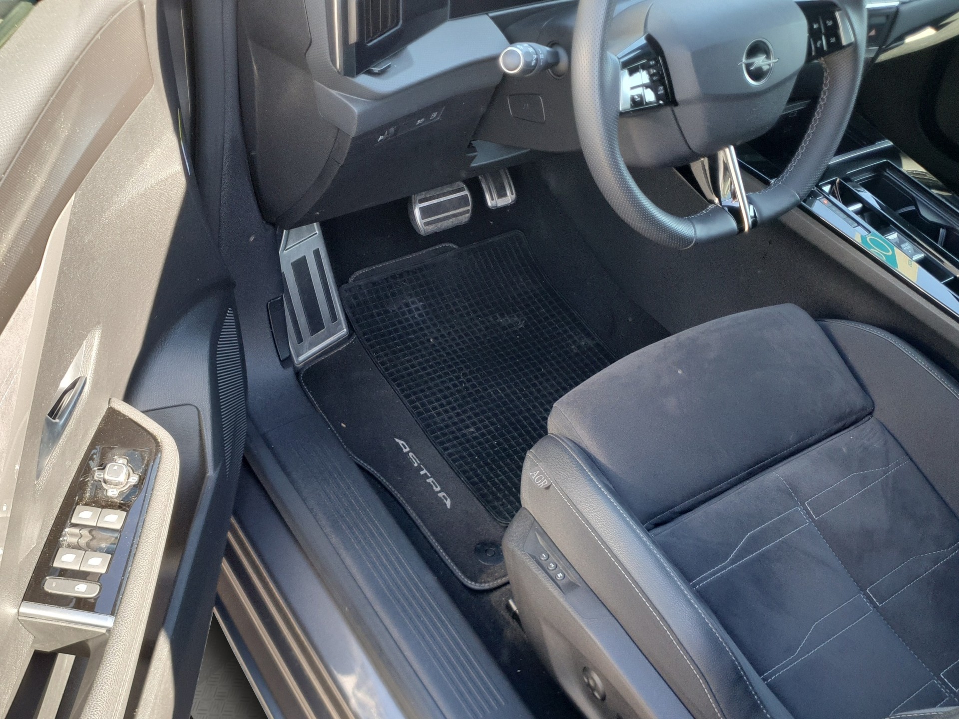 OPEL Astra 1.6 PHEV Turbo Swiss Plus A-image-9