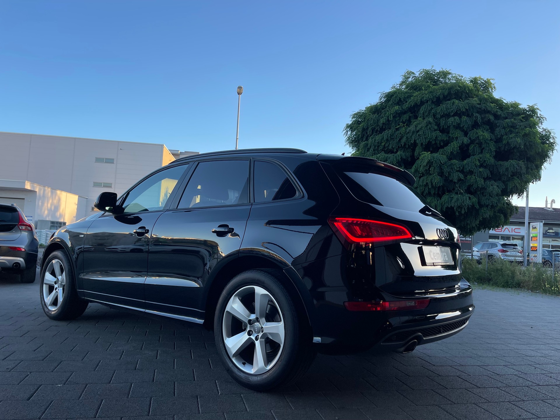 AUDI Q5 2.0 TDI S-Line-image-4