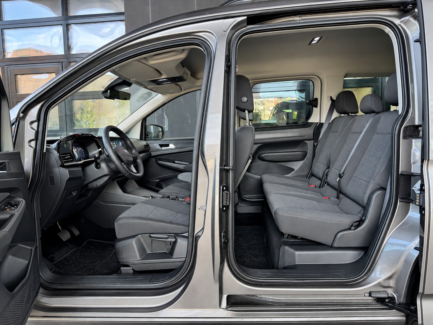 FORD Tourneo Connect 2.0 EcoBlue Titanium Automat-image-9