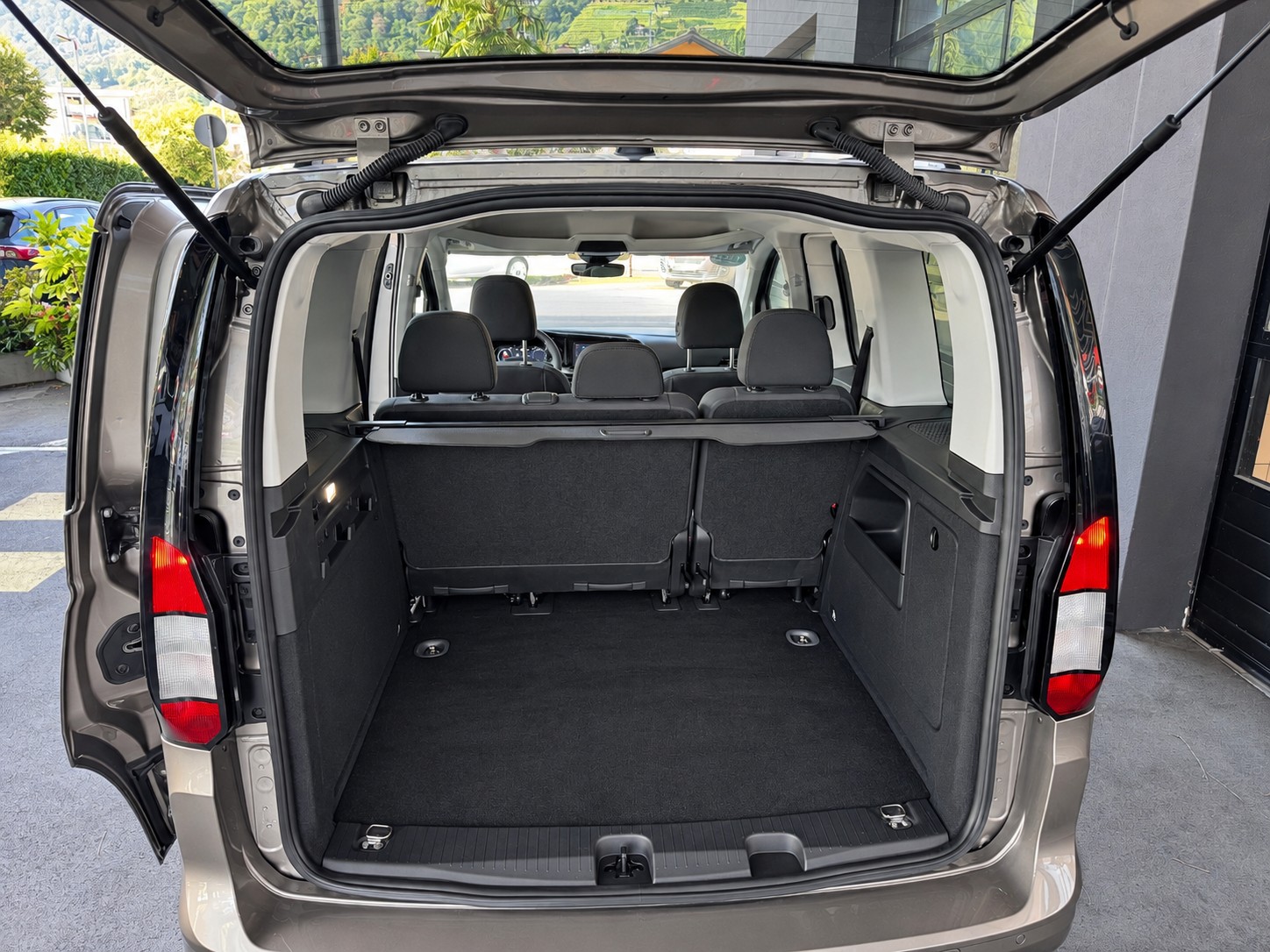 FORD Tourneo Connect 2.0 EcoBlue Titanium Automat-image-13
