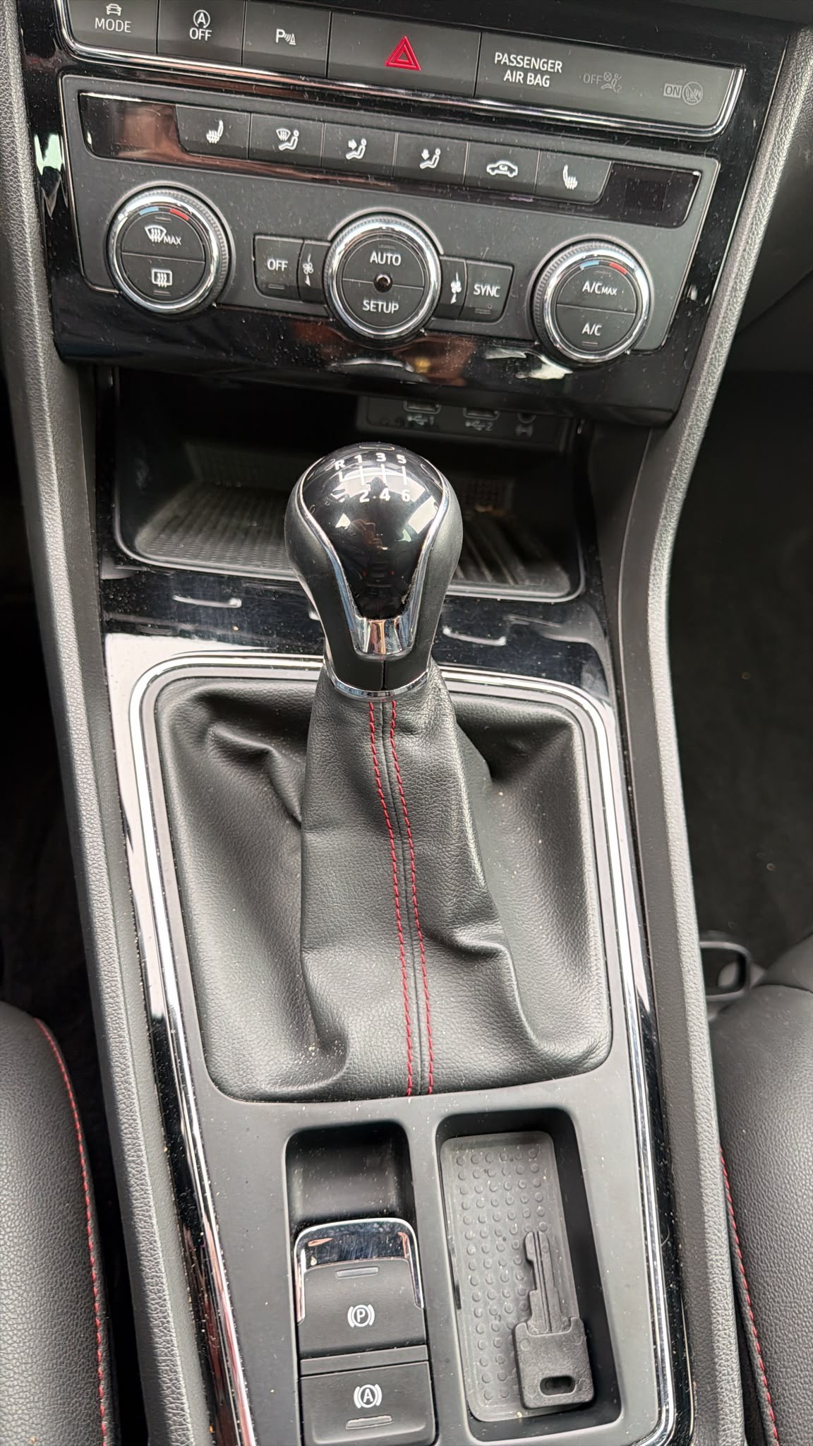 SEAT Leon ST 1.4 TSI ACT FR - Nouvelle Expertise : 25.09.2026 - Crochet d’attelage amovible poids remorquable 1500 Kg-image-25