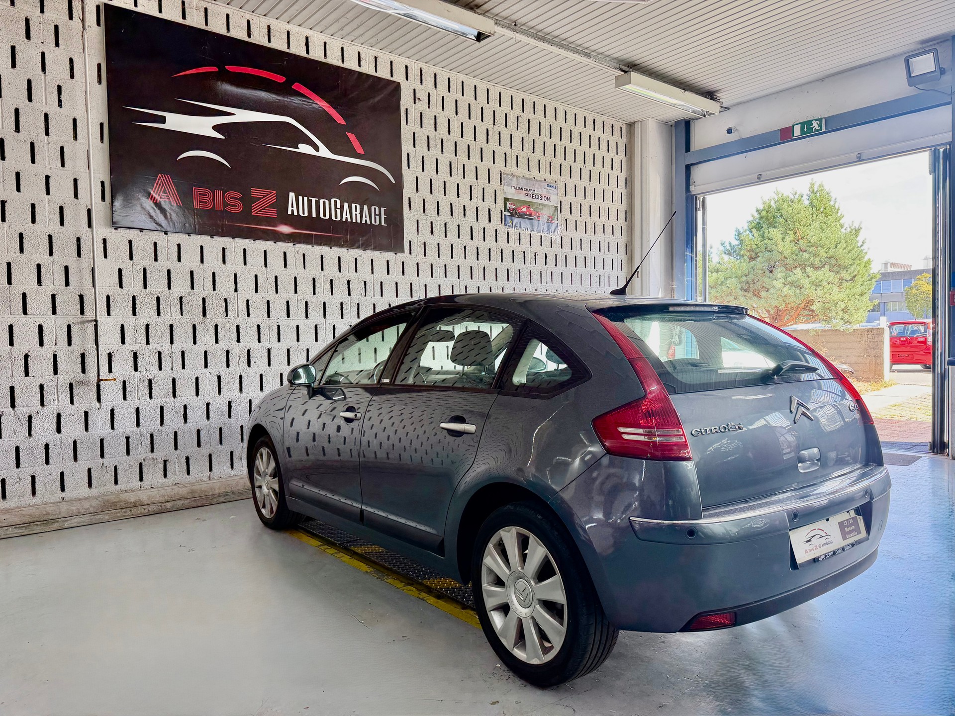CITROEN C4 Berline 2.0i 16V Exclusive Automatic-image-9