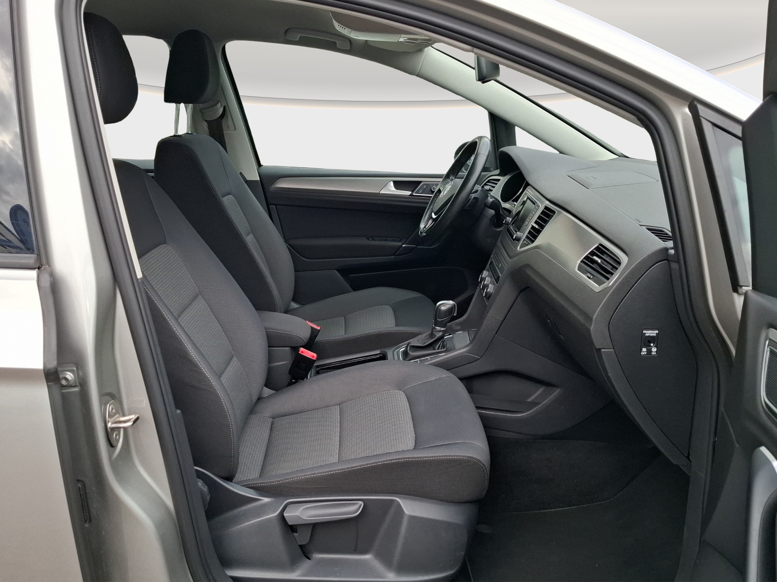 VW Golf Sportsvan 1.6 TDI Comfortline DSG // Anhängerkupplung // 8-fach Aluminiumbereift-image-9
