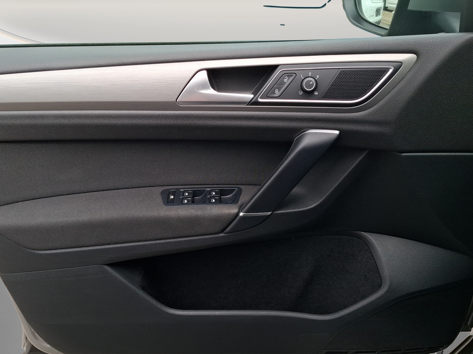 VW Golf Sportsvan 1.6 TDI Comfortline DSG // Anhängerkupplung // 8-fach Aluminiumbereift-image-15