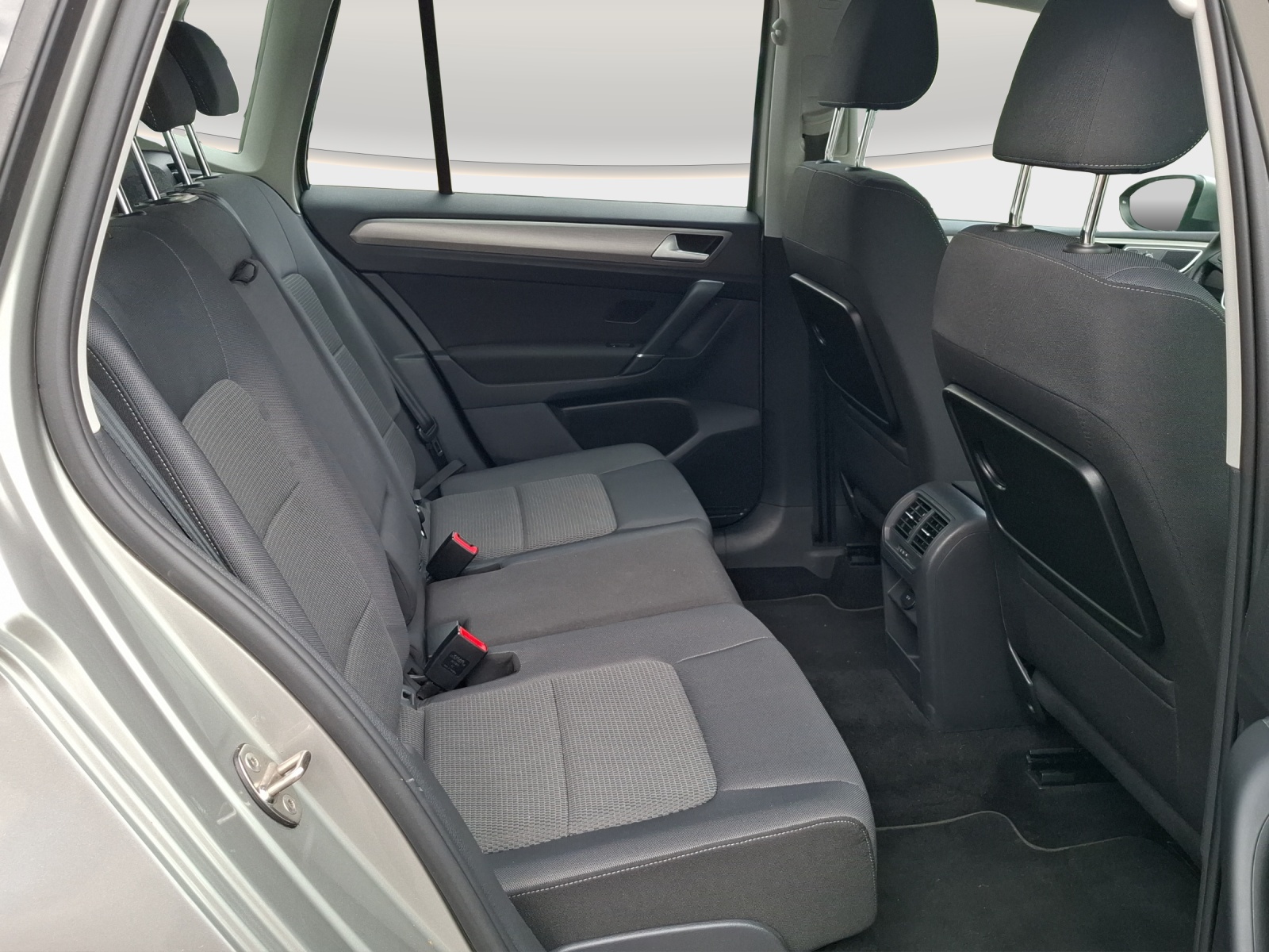 VW Golf Sportsvan 1.6 TDI Comfortline DSG // Anhängerkupplung // 8-fach Aluminiumbereift-image-10