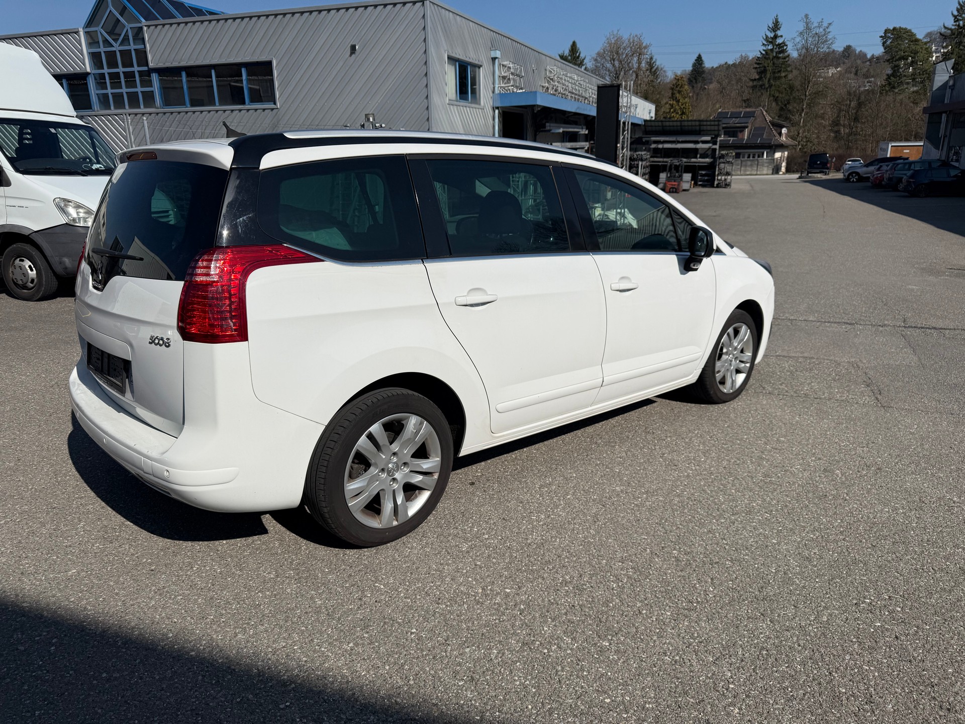 PEUGEOT 5008 2.0 BlueHDI Allure-image-3