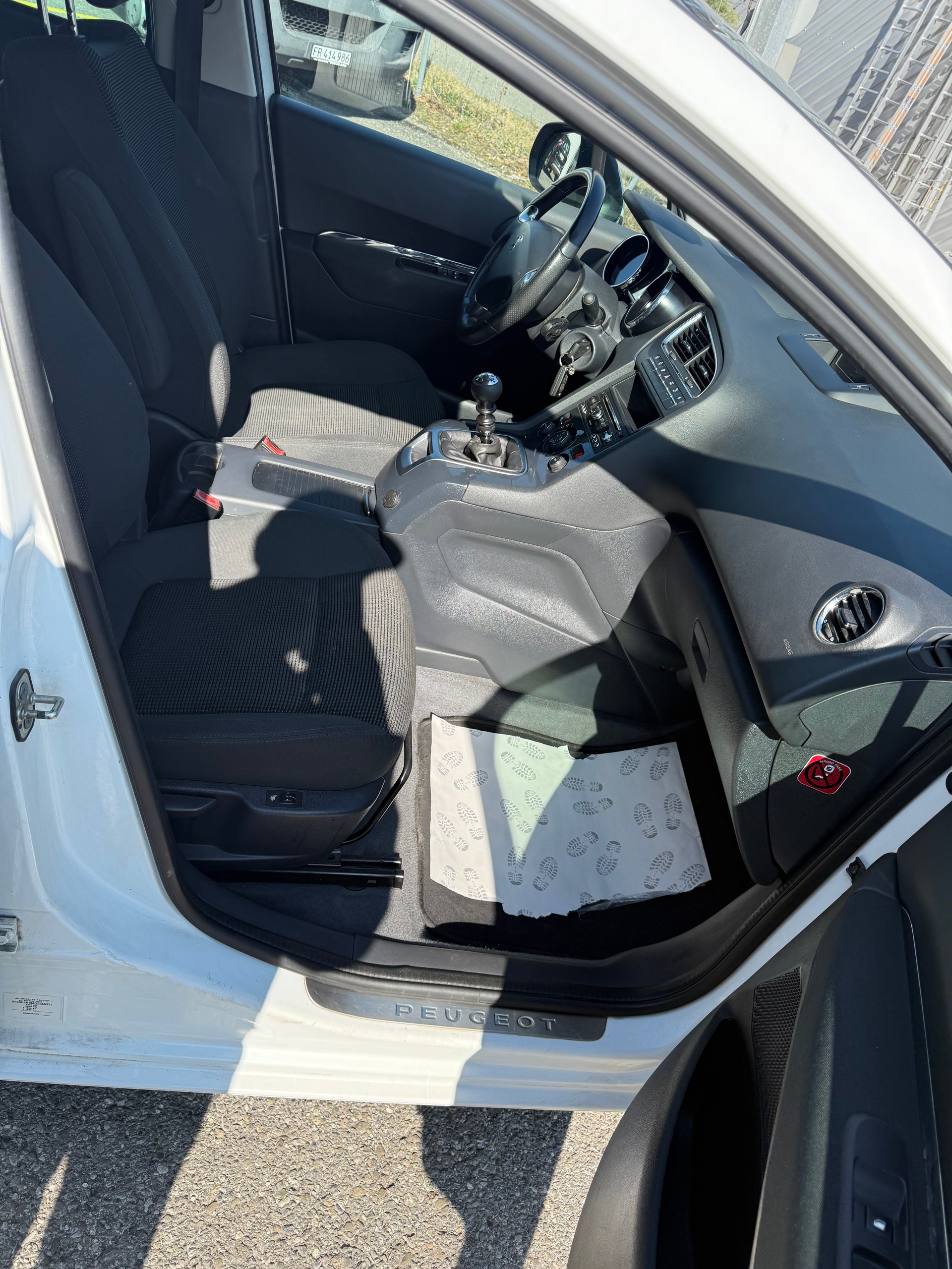 PEUGEOT 5008 2.0 BlueHDI Allure-image-8