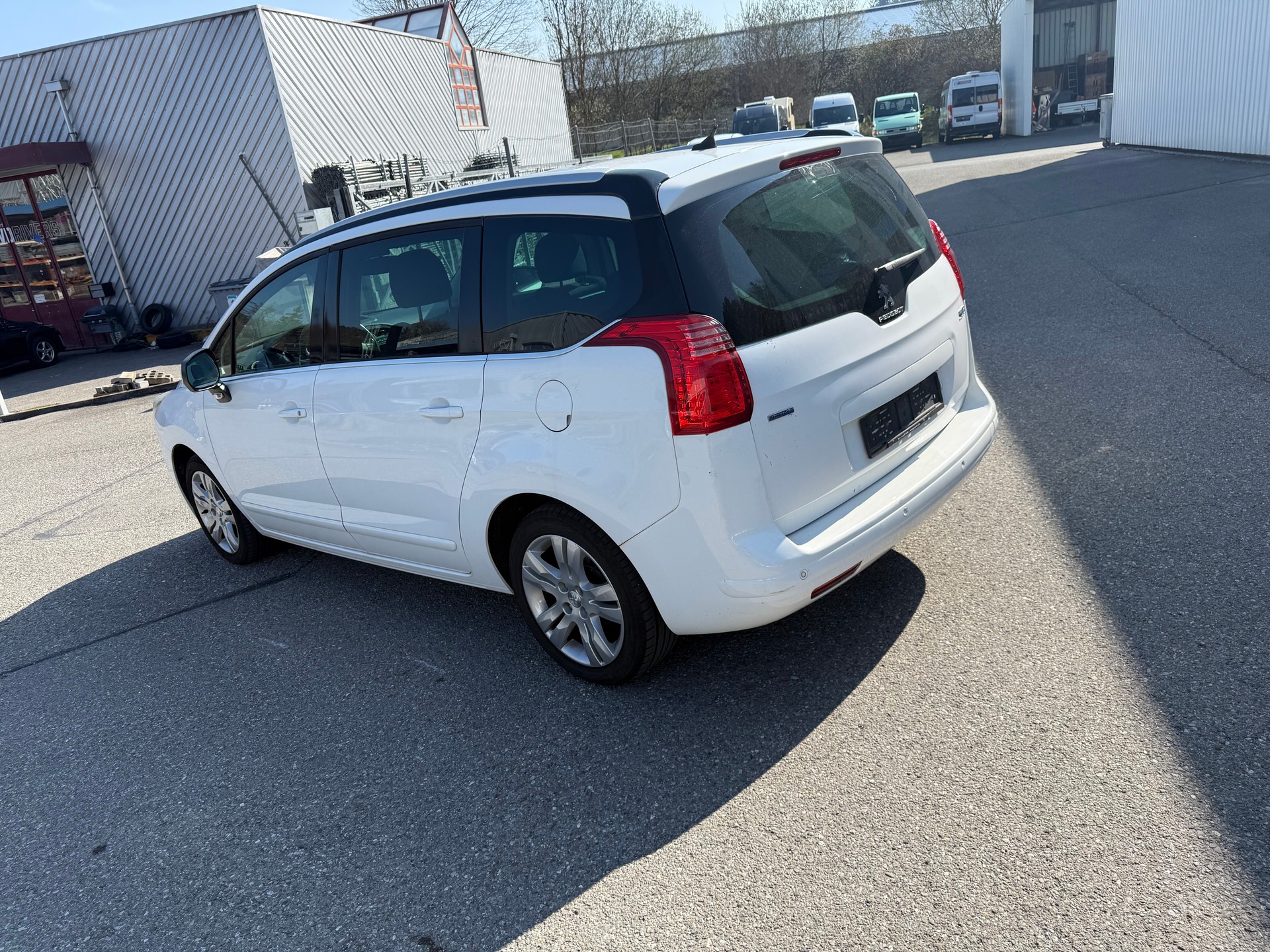 PEUGEOT 5008 2.0 BlueHDI Allure-image-5