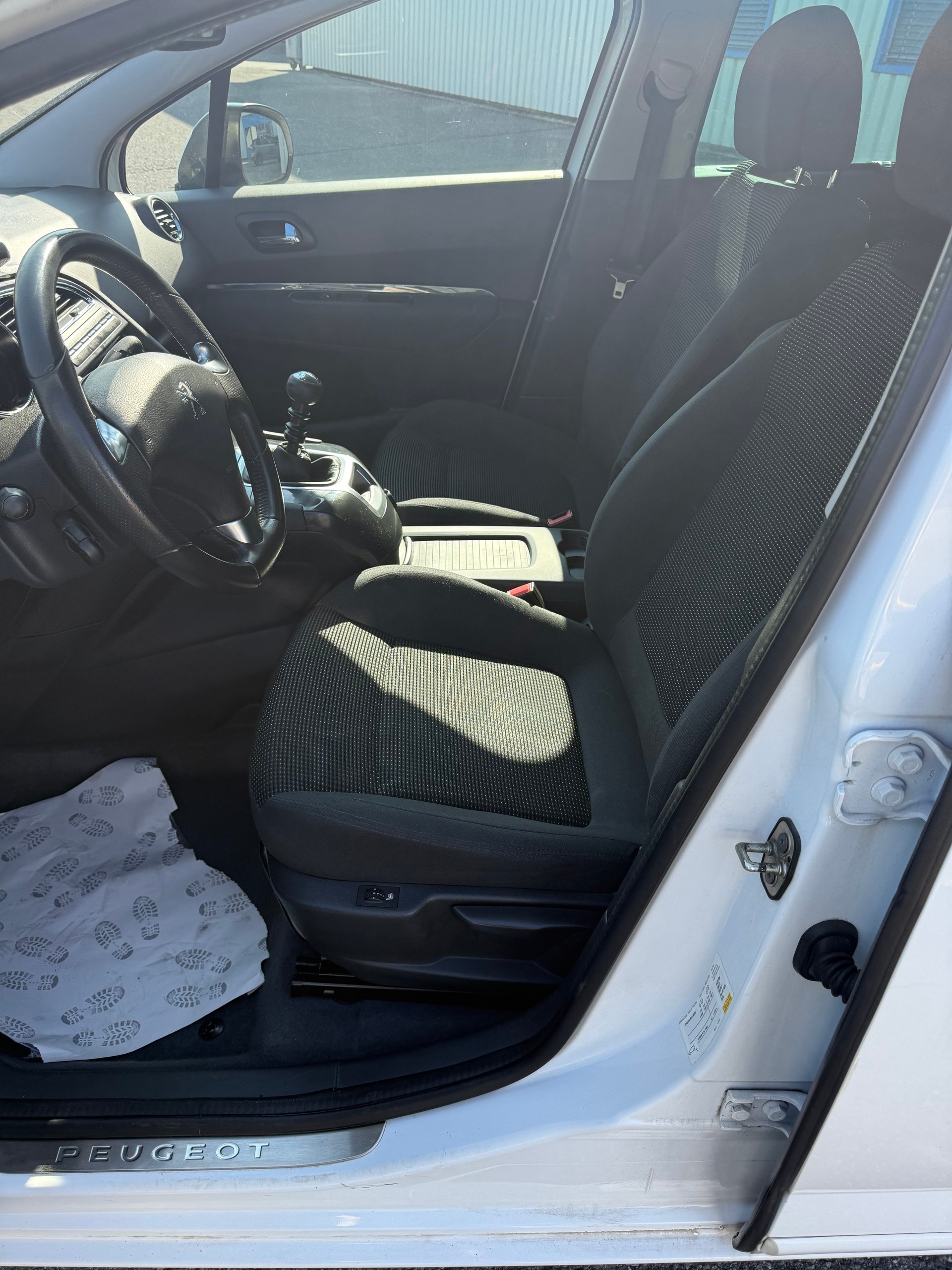 PEUGEOT 5008 2.0 BlueHDI Allure-image-9