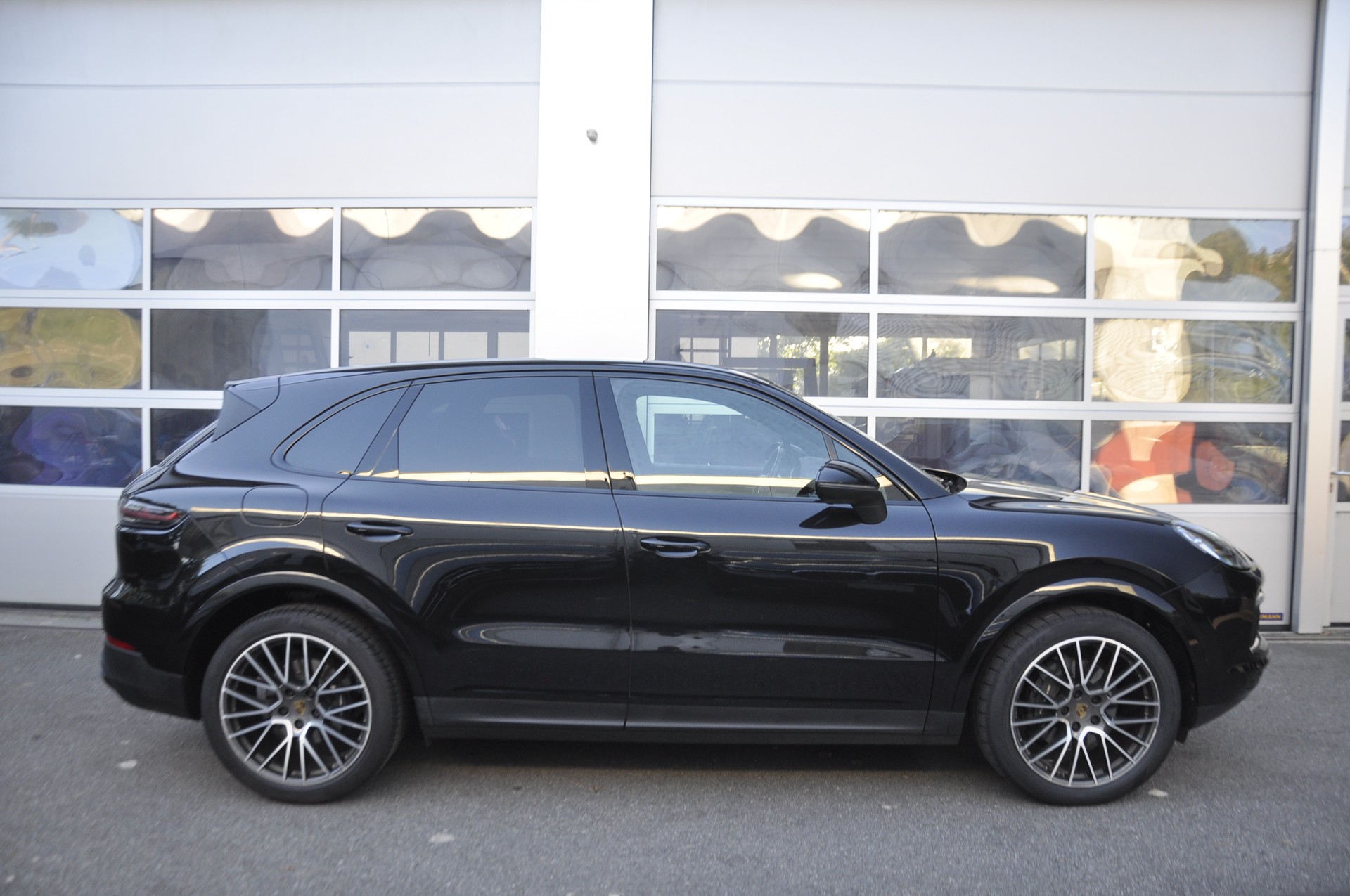 PORSCHE Cayenne-image-1