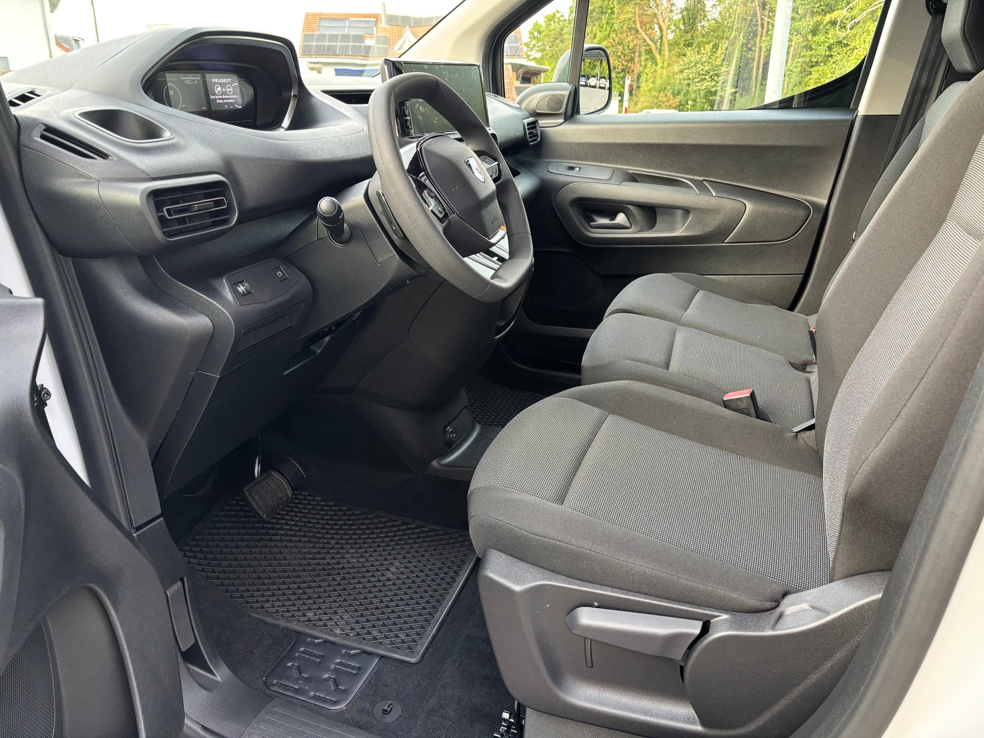 PEUGEOT Partner 1.5 HDi Standard 650 AT-image-9