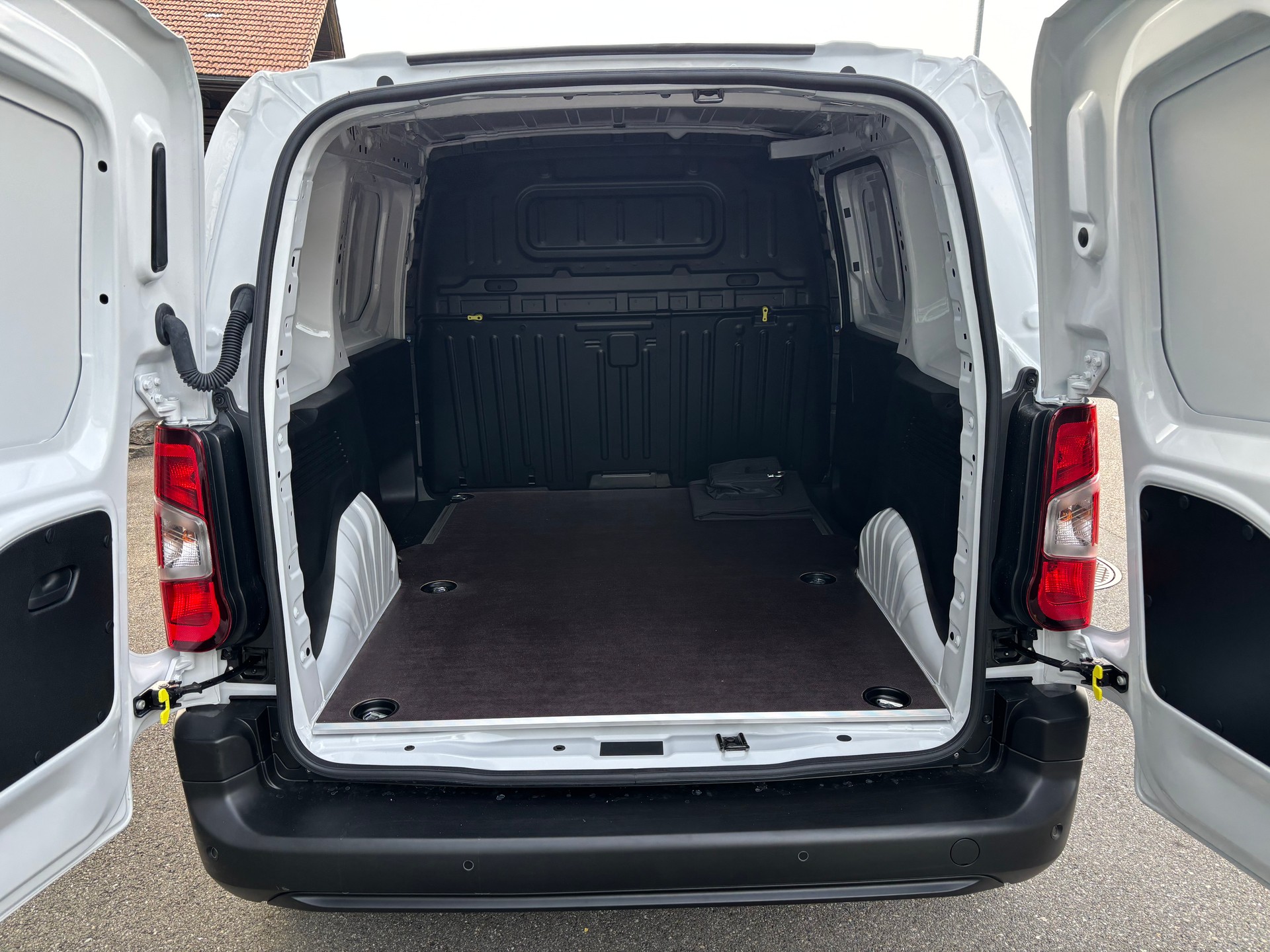 PEUGEOT Partner 1.5 HDi Standard 650 AT-image-4