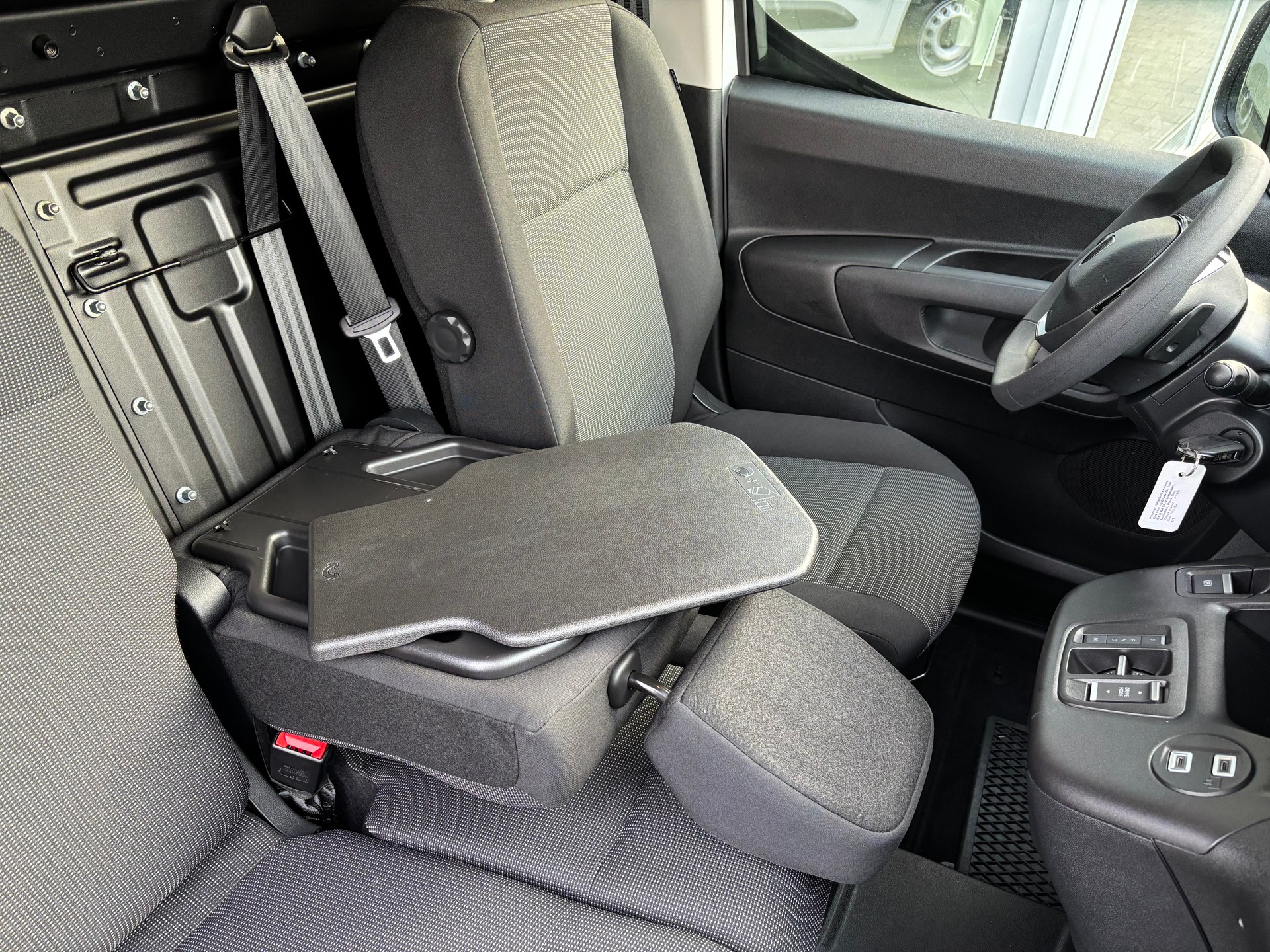 PEUGEOT Partner 1.5 HDi Standard 650 AT-image-8