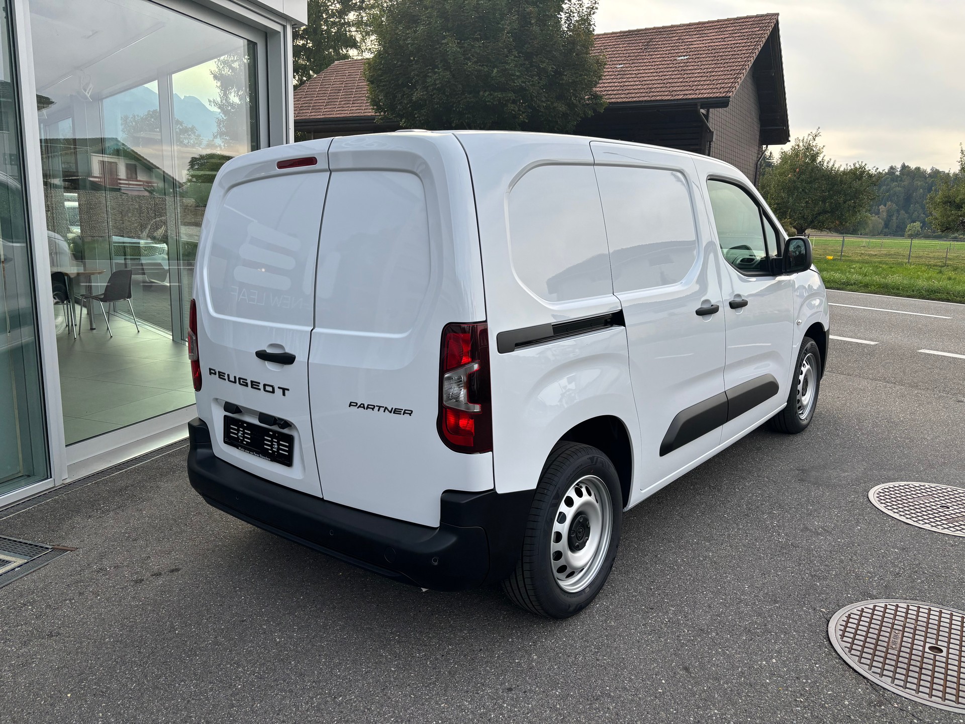 PEUGEOT Partner 1.5 HDi Standard 650 AT-image-3