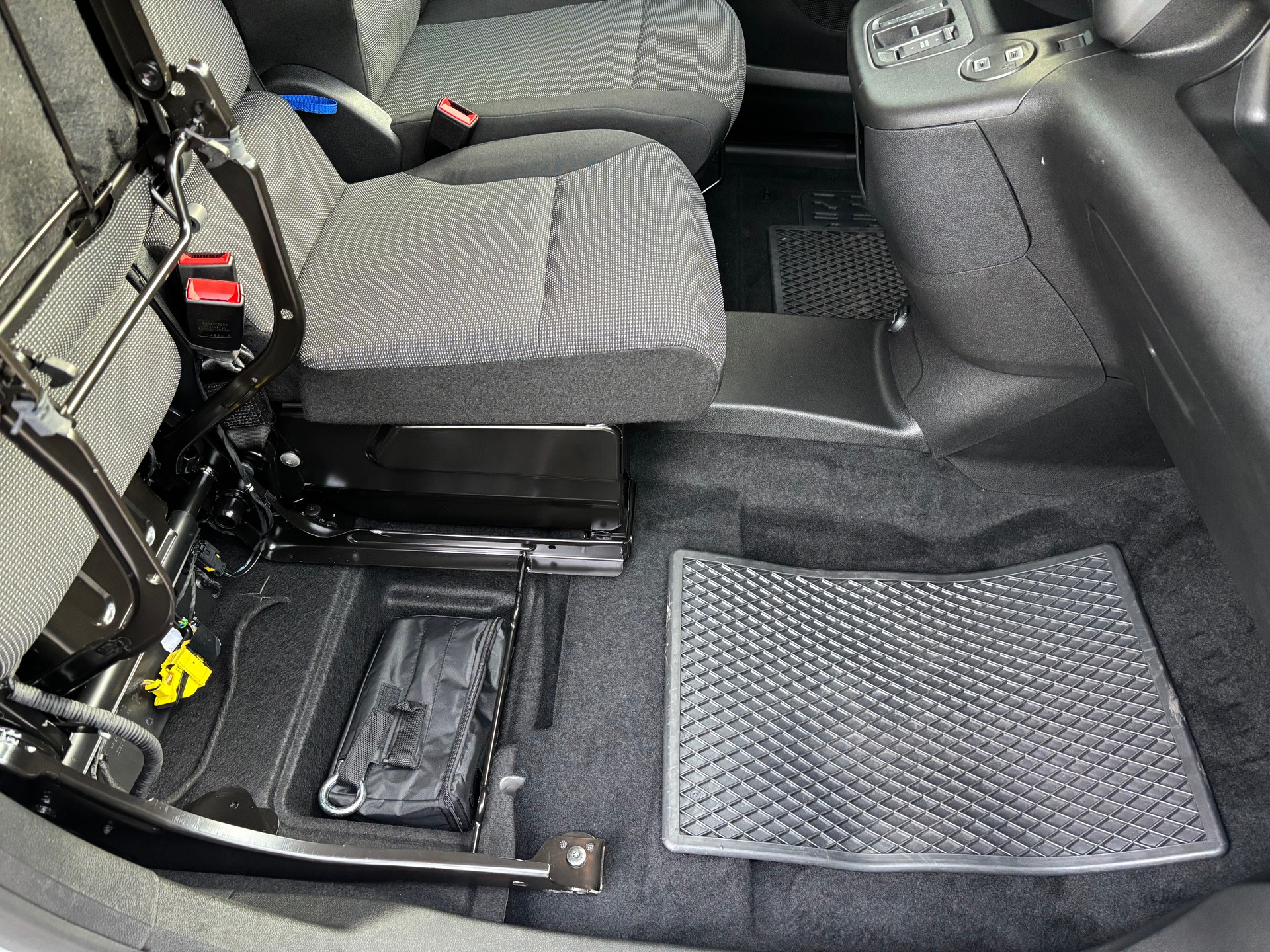 PEUGEOT Partner 1.5 HDi Standard 650 AT-image-7