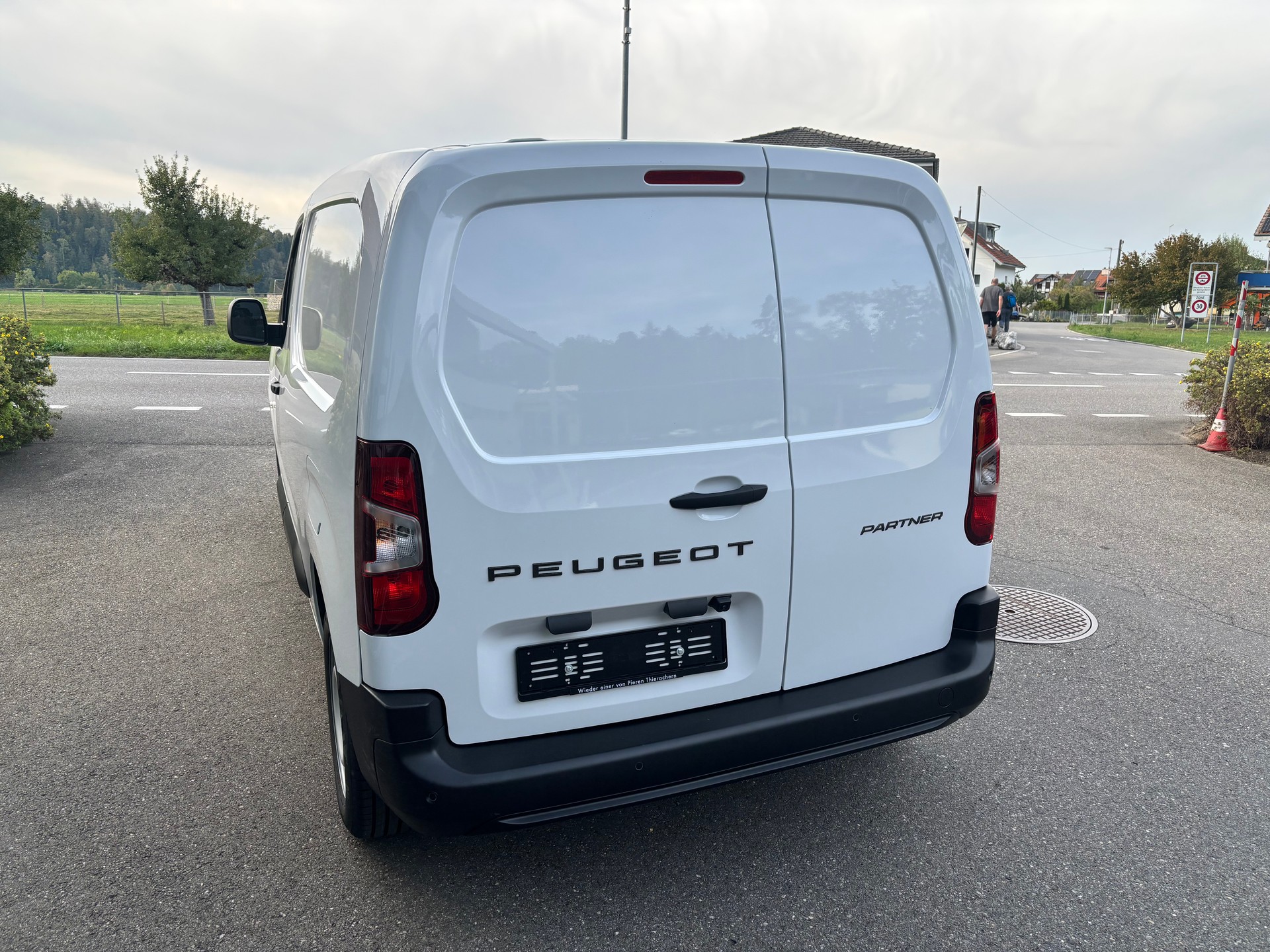 PEUGEOT Partner 1.5 HDi Standard 650 AT-image-2