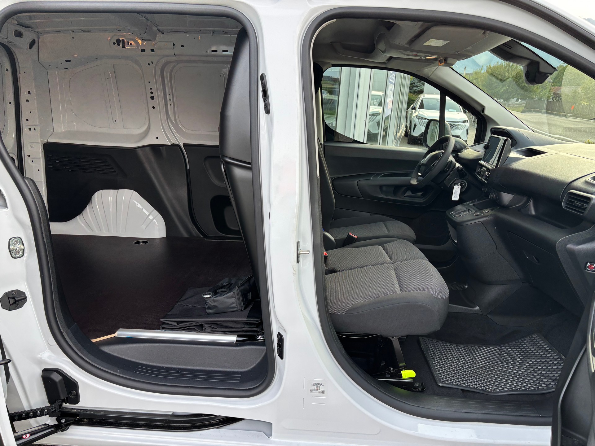 PEUGEOT Partner 1.5 HDi Standard 650 AT-image-5