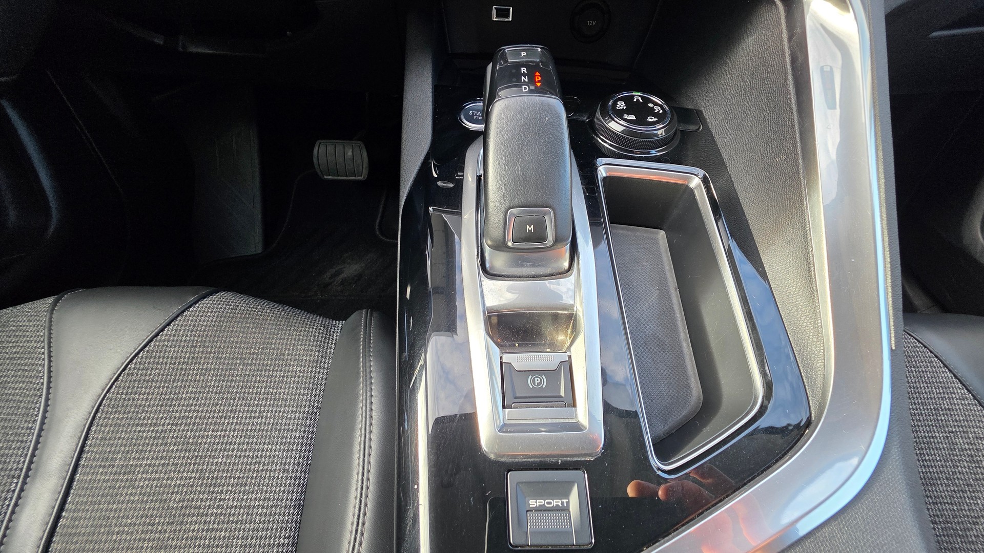 PEUGEOT 3008 1.5 BlueHDi Allure Automat-image-23