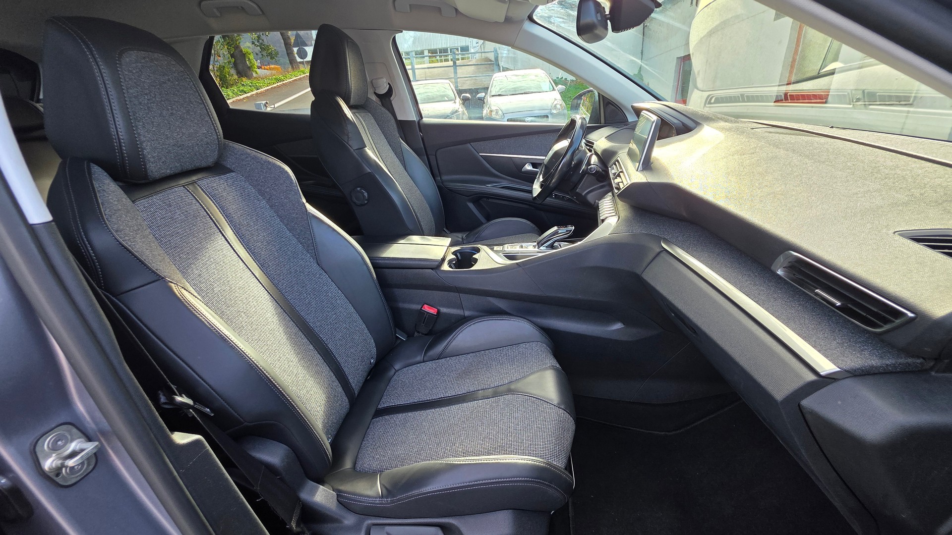 PEUGEOT 3008 1.5 BlueHDi Allure Automat-image-14