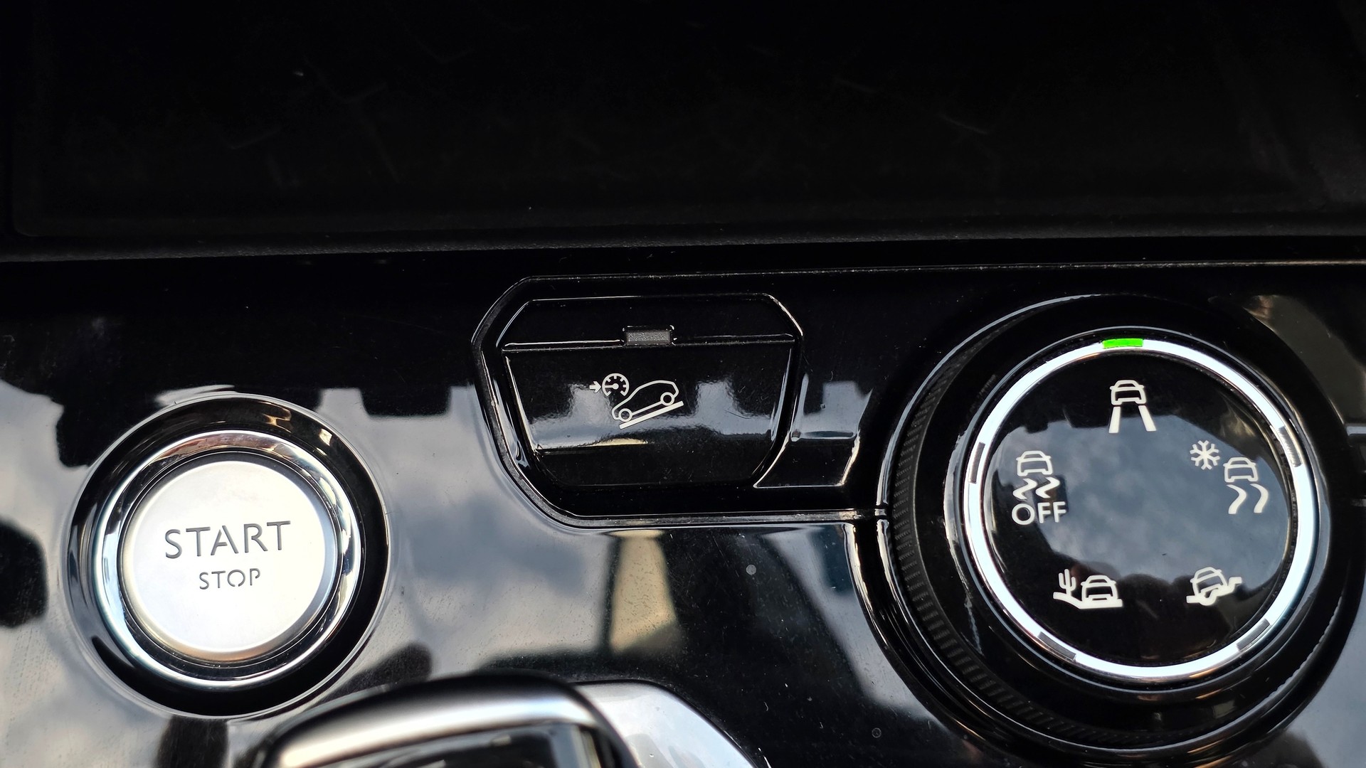 PEUGEOT 3008 1.5 BlueHDi Allure Automat-image-25