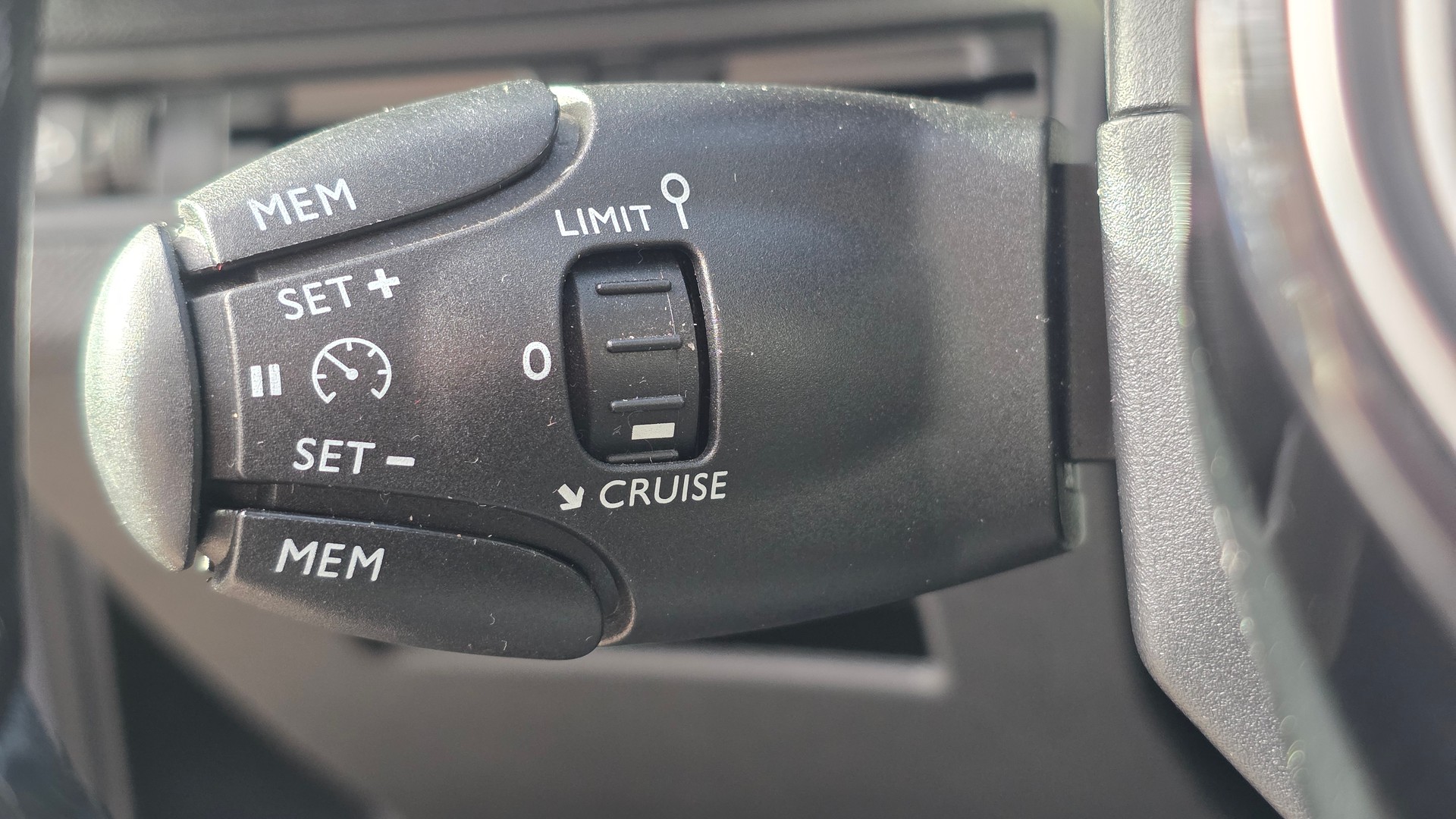 PEUGEOT 3008 1.5 BlueHDi Allure Automat-image-18