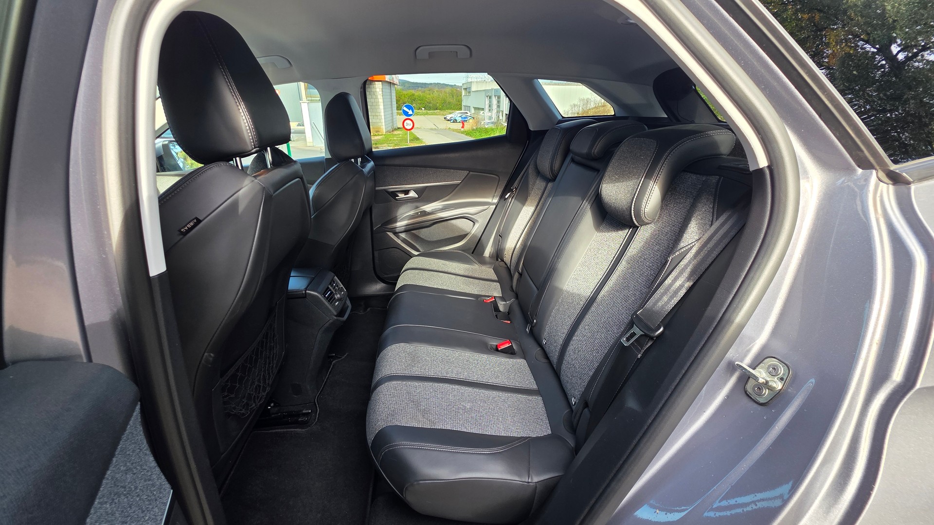 PEUGEOT 3008 1.5 BlueHDi Allure Automat-image-15