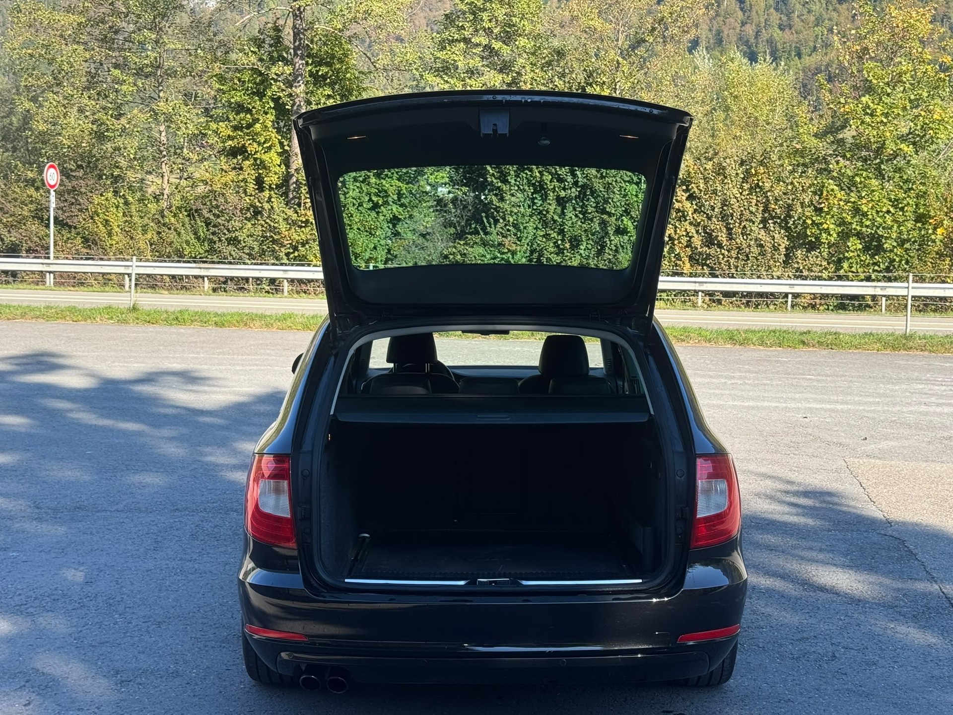 SKODA Superb Combi 2.0 TDi Elegance DSG-image-8