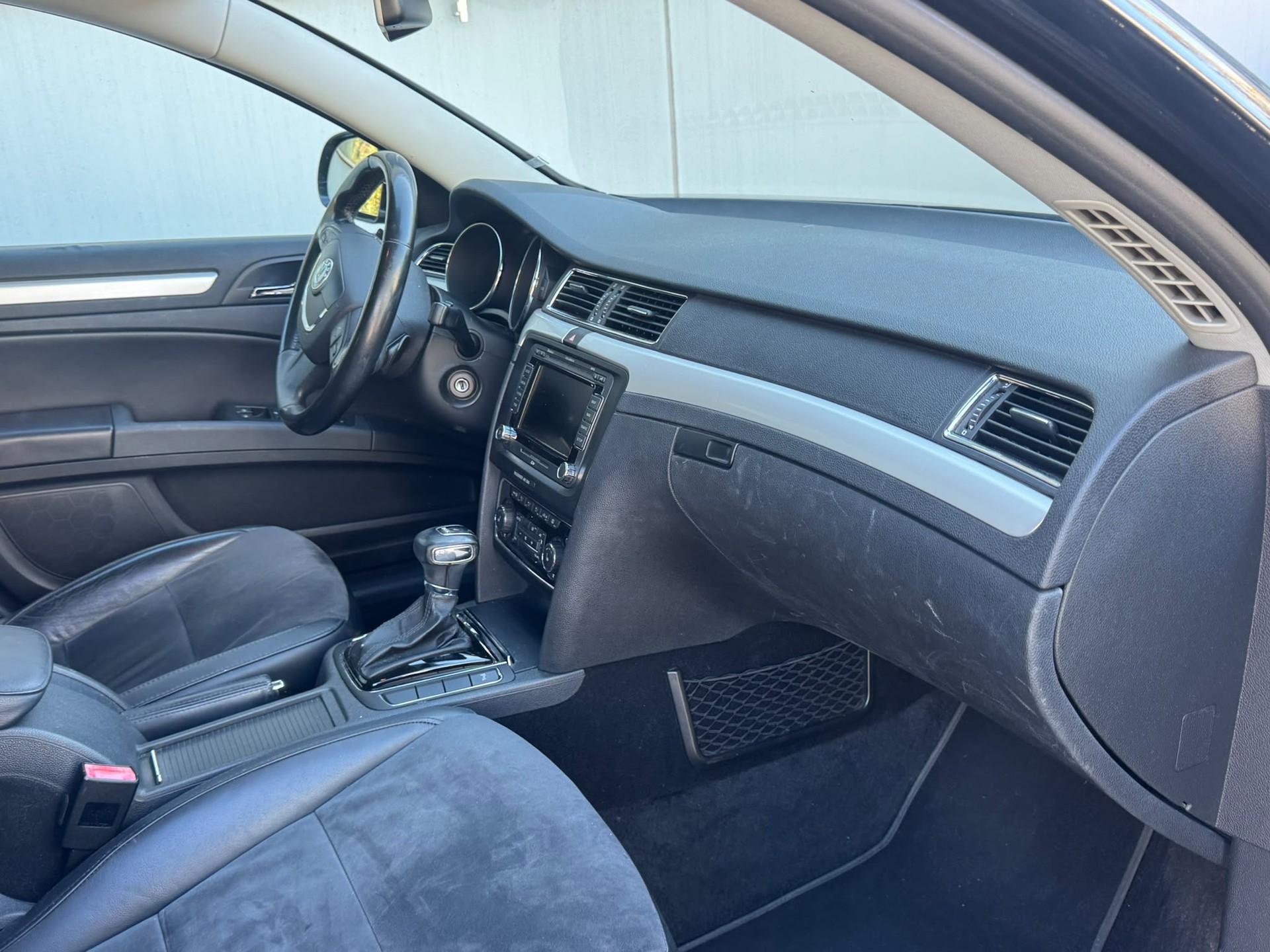 SKODA Superb Combi 2.0 TDi Elegance DSG-image-14
