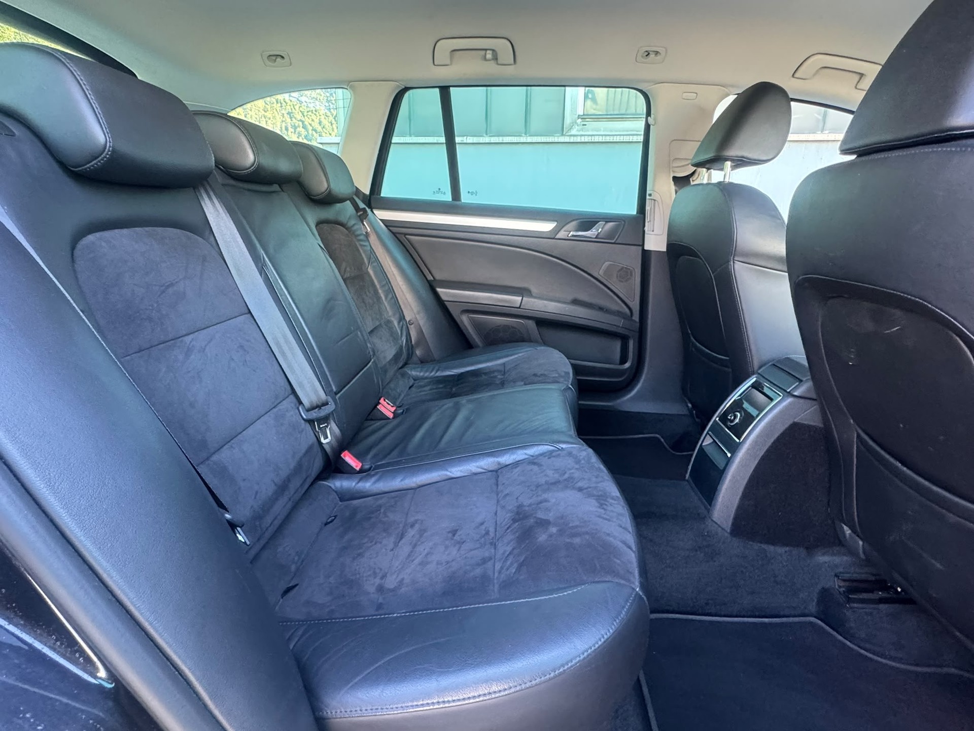 SKODA Superb Combi 2.0 TDi Elegance DSG-image-12