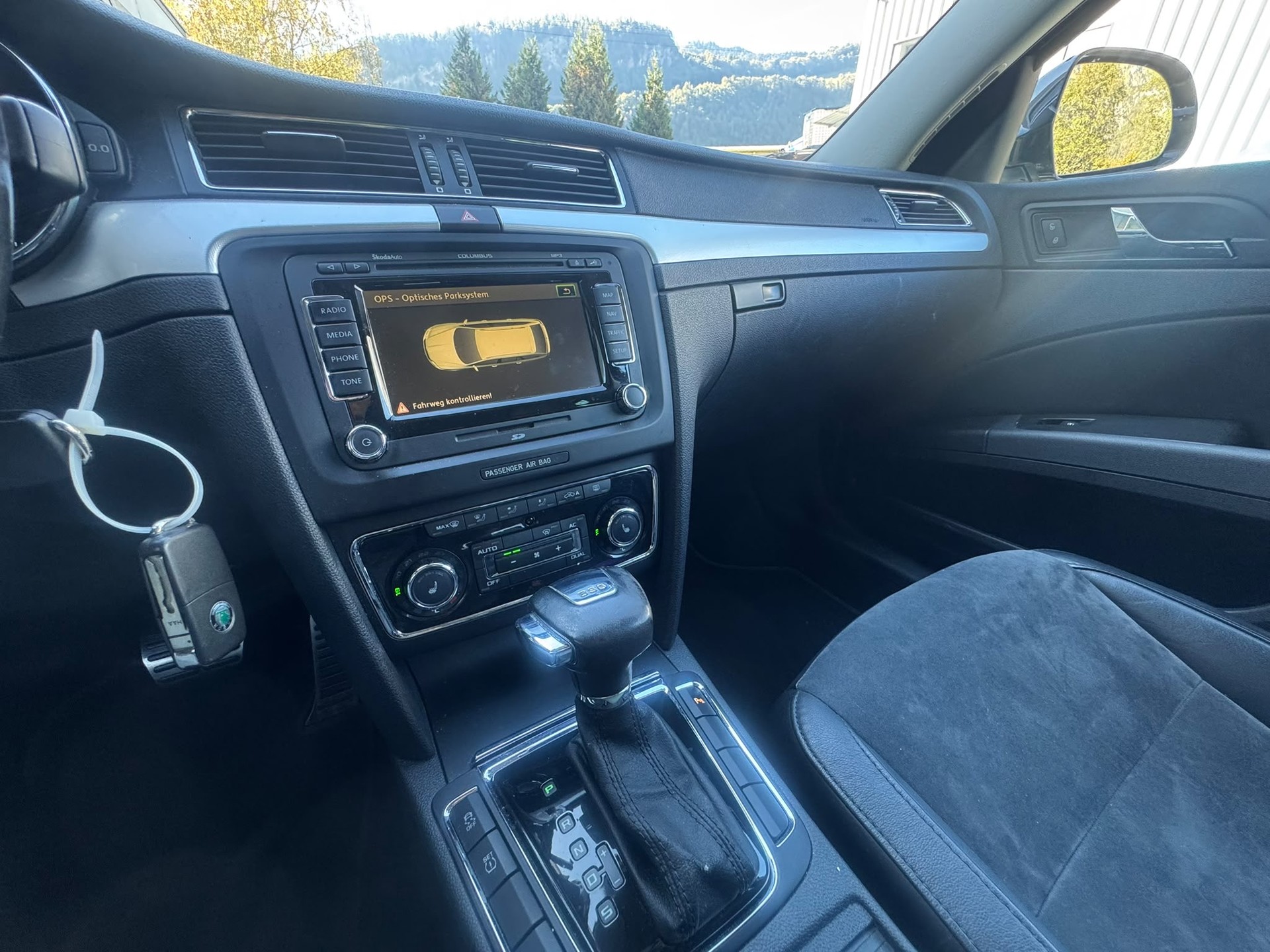 SKODA Superb Combi 2.0 TDi Elegance DSG-image-7