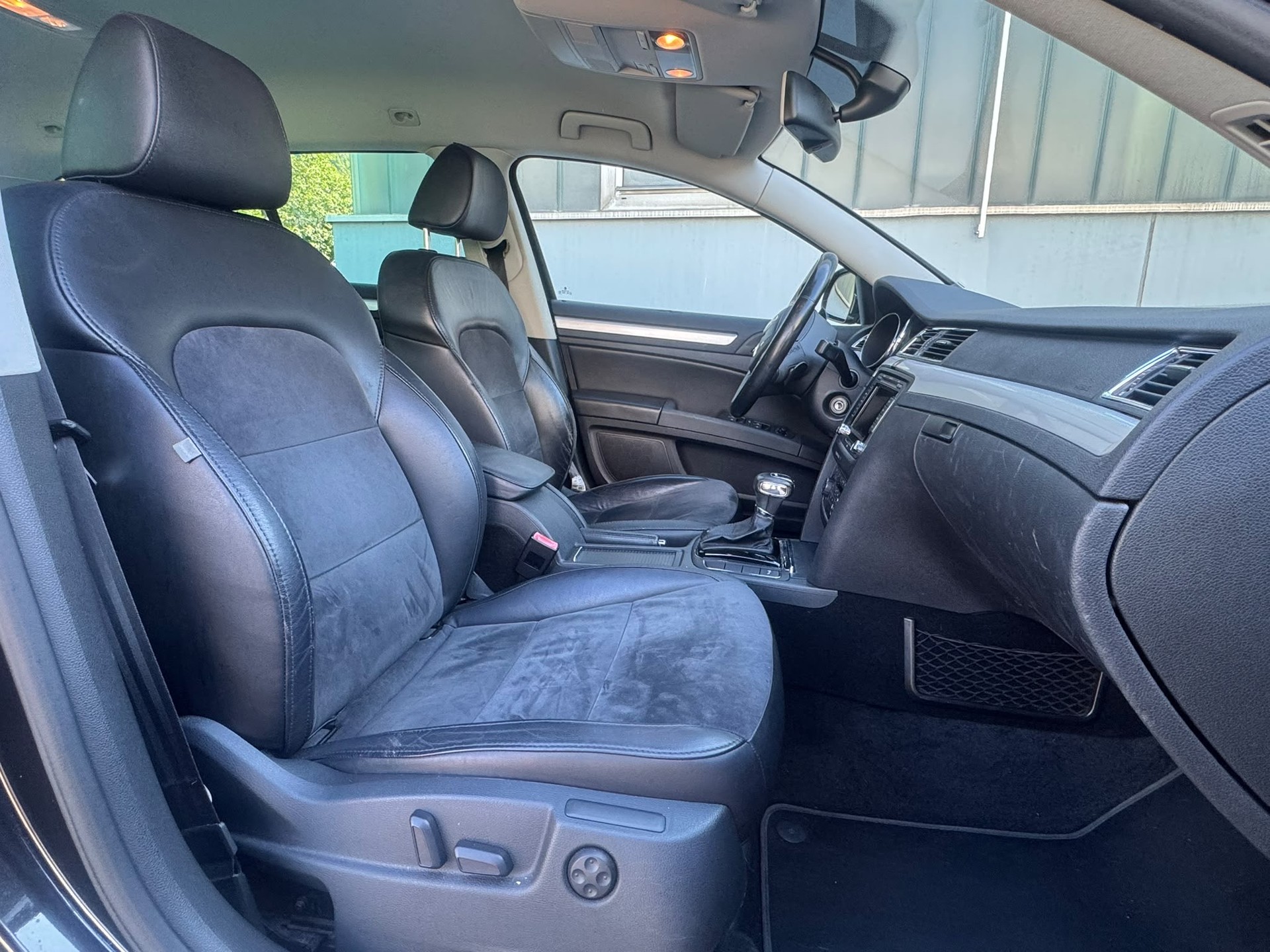 SKODA Superb Combi 2.0 TDi Elegance DSG-image-13