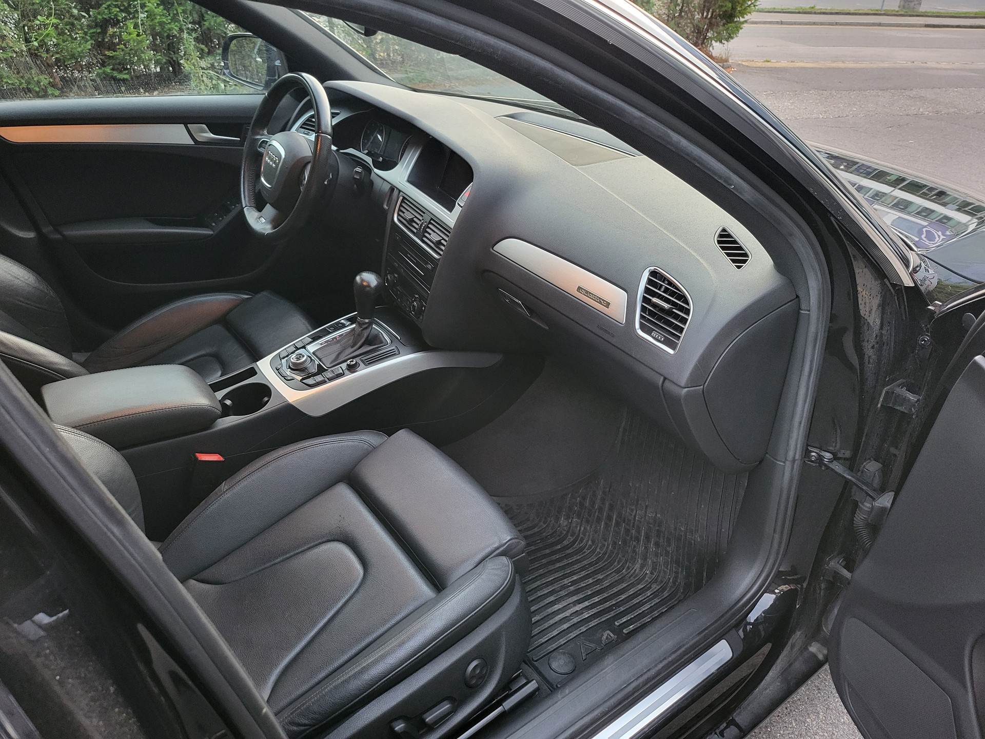 AUDI A4 Avant 2.0 TFSI quattro S-tronic-image-8