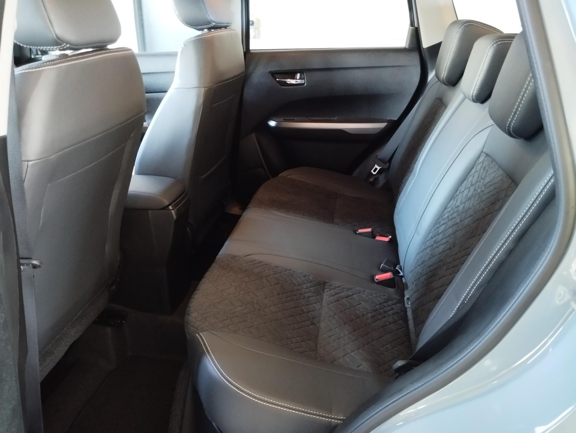 SUZUKI Vitara 1.5 Hybrid Piz Sulai Top 4x4 AGS-image-9