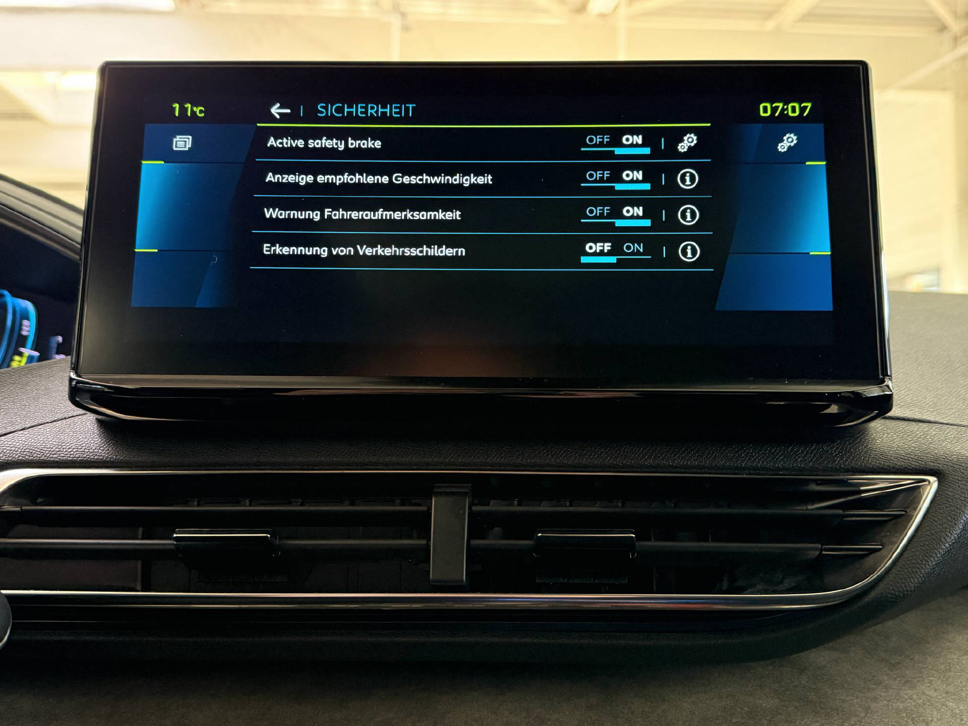 PEUGEOT 3008 1.6 Plug-in Hybrid GT-image-12