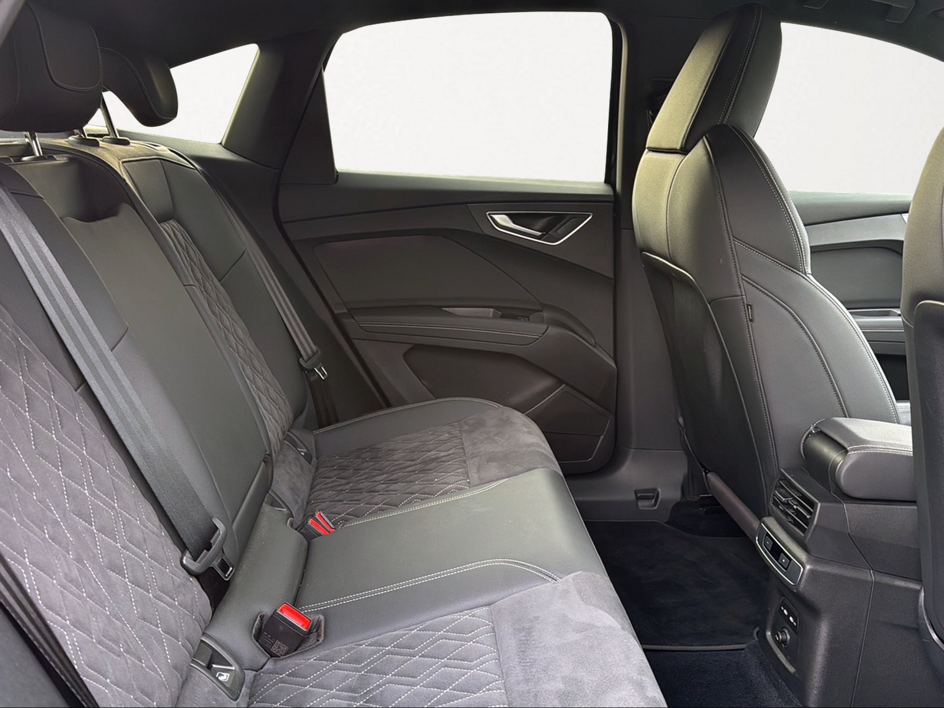 AUDI Q4 Sportback e-tron 50 quattro-image-4