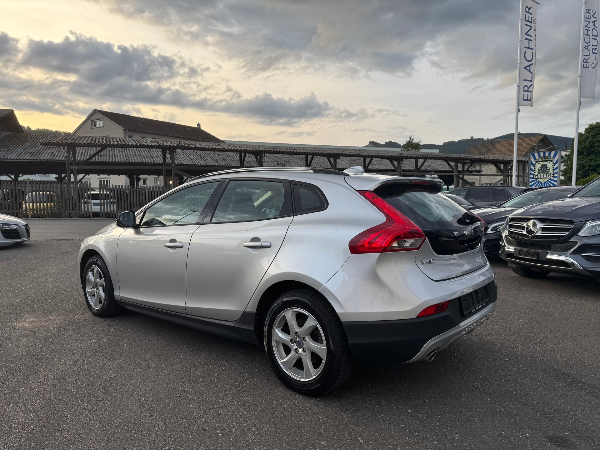 VOLVO V40 Cross Country D3 Momentum-image-2