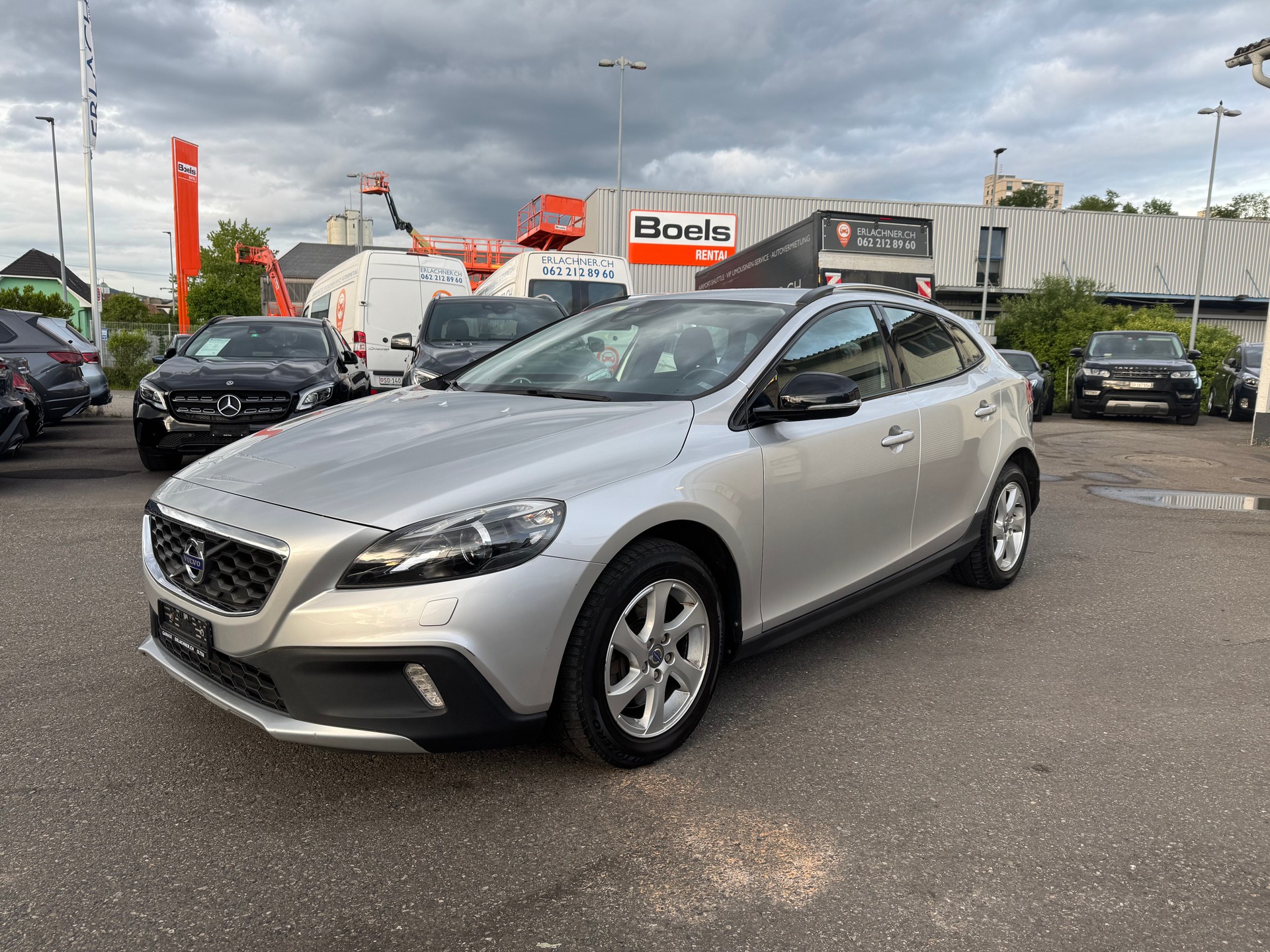 VOLVO V40 Cross Country D3 Momentum-image-1