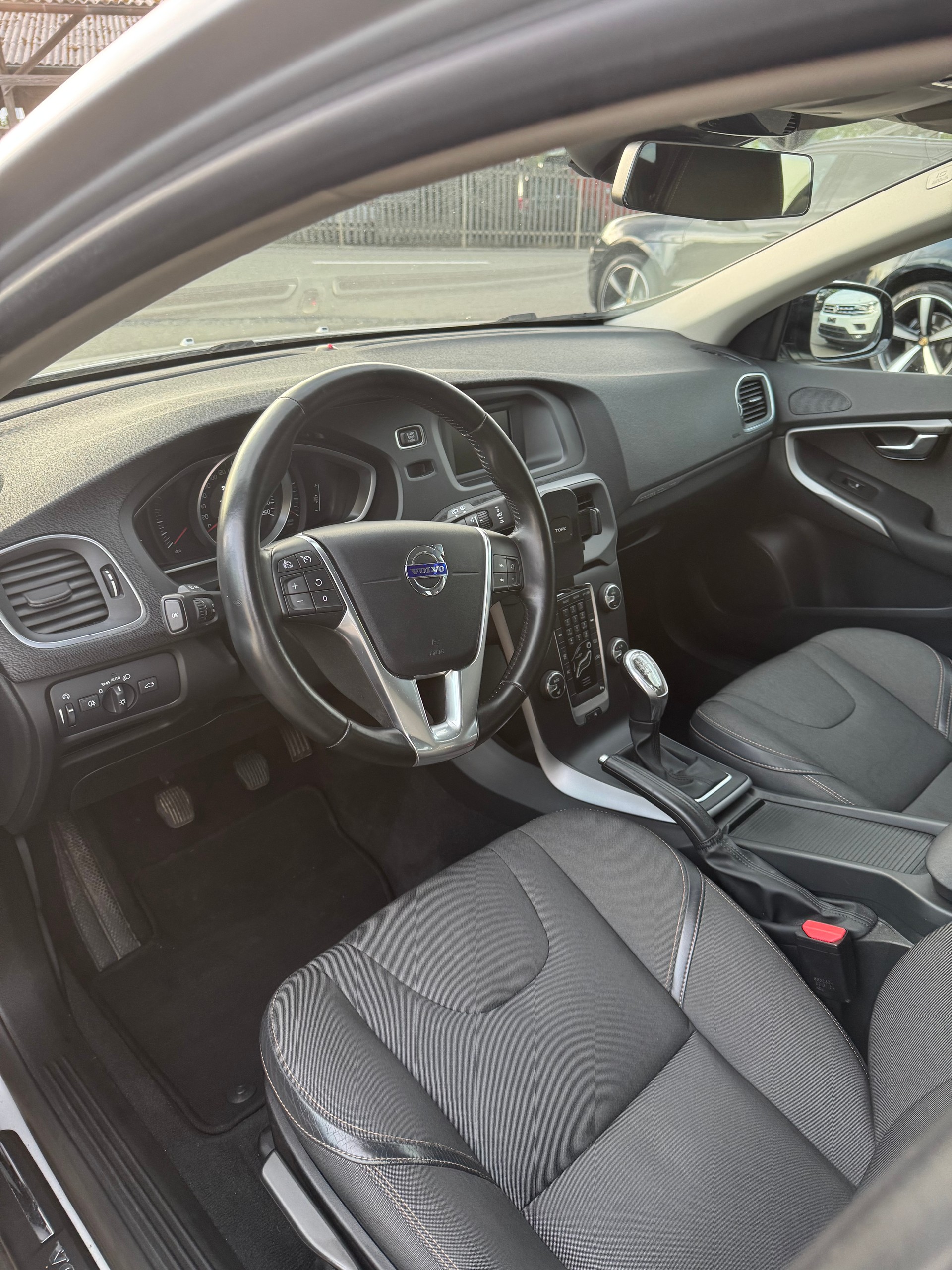 VOLVO V40 Cross Country D3 Momentum-image-4