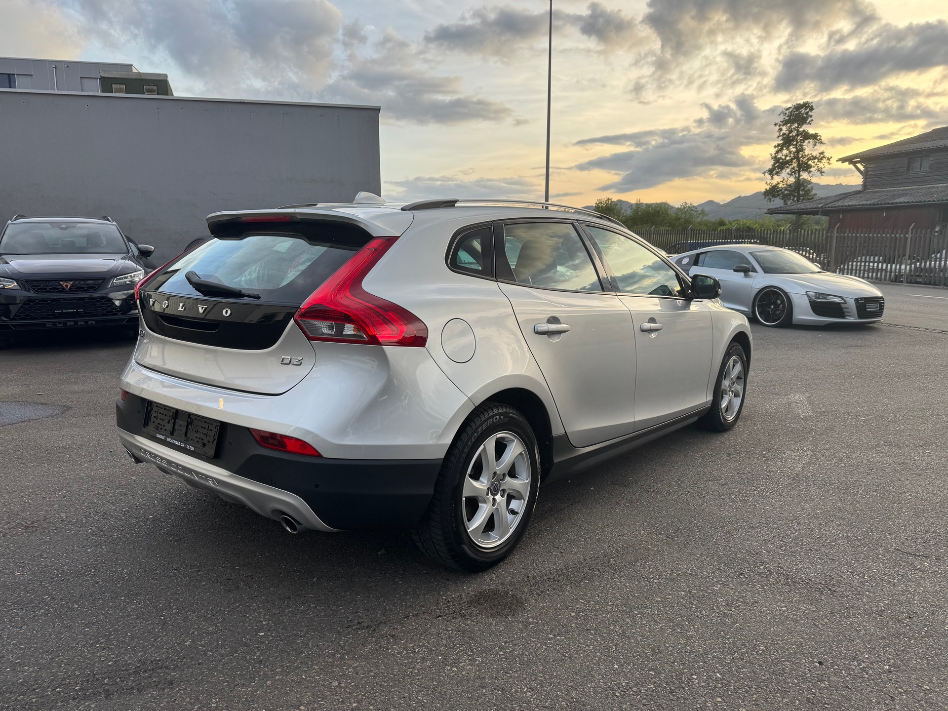 VOLVO V40 Cross Country D3 Momentum-image-3