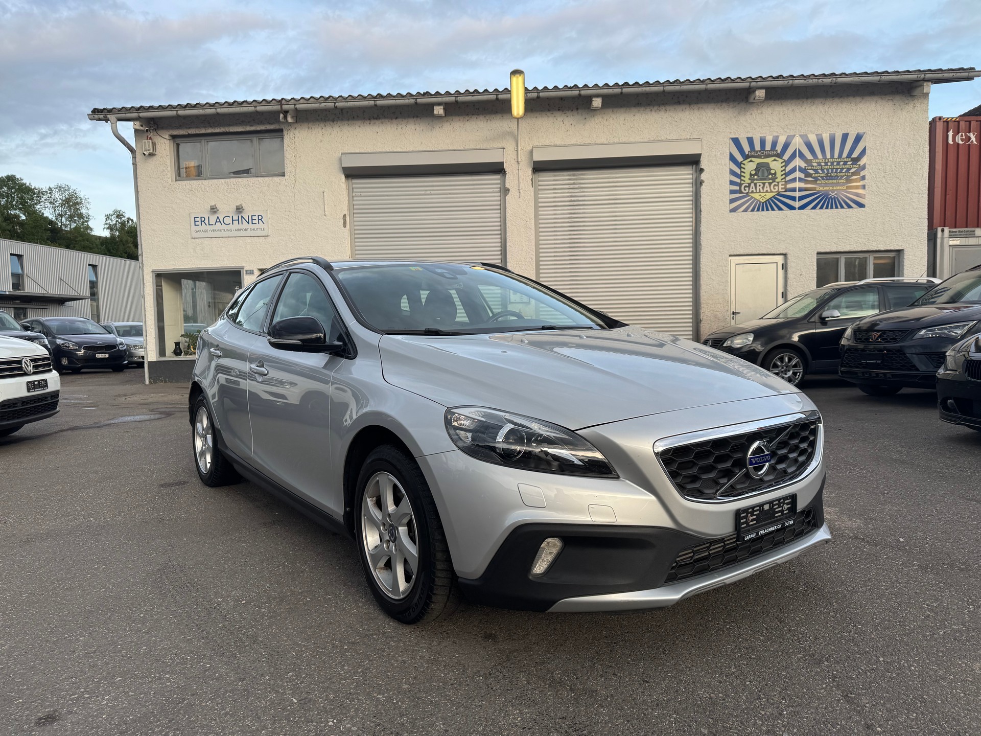 VOLVO V40 Cross Country D3 Momentum-image-0