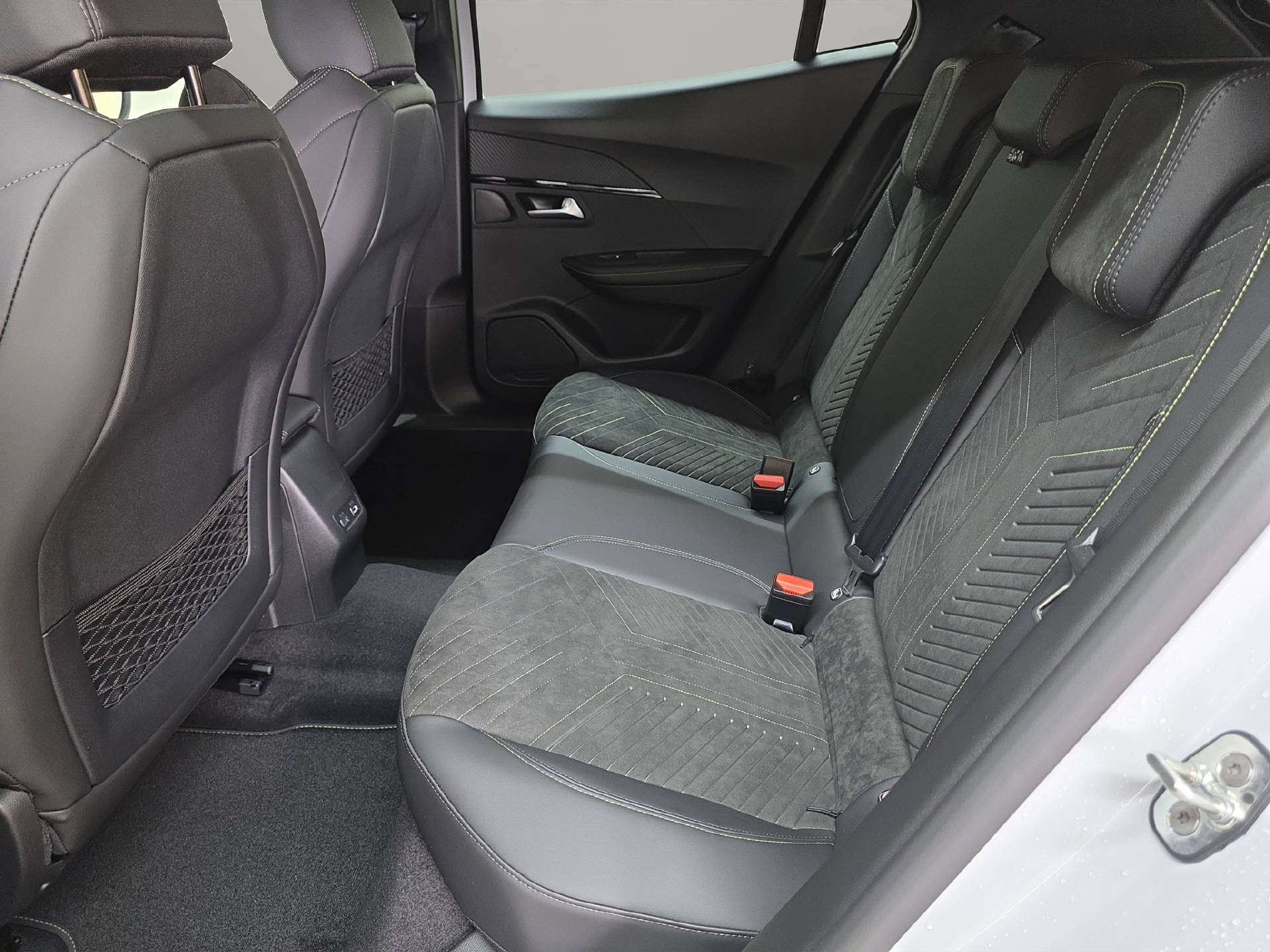PEUGEOT 2008 1.2 PureTech 130 GT-image-9