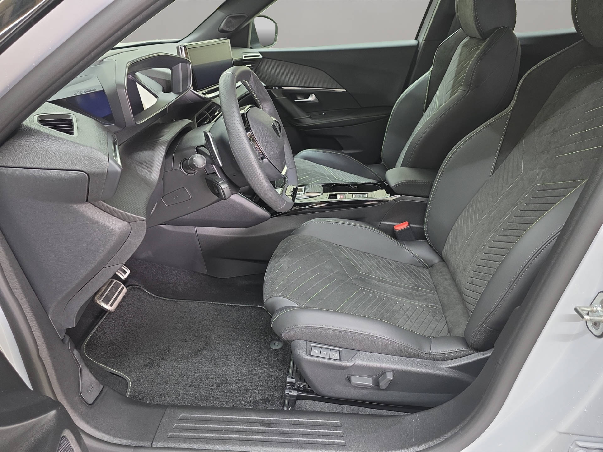 PEUGEOT 2008 1.2 PureTech 130 GT-image-5