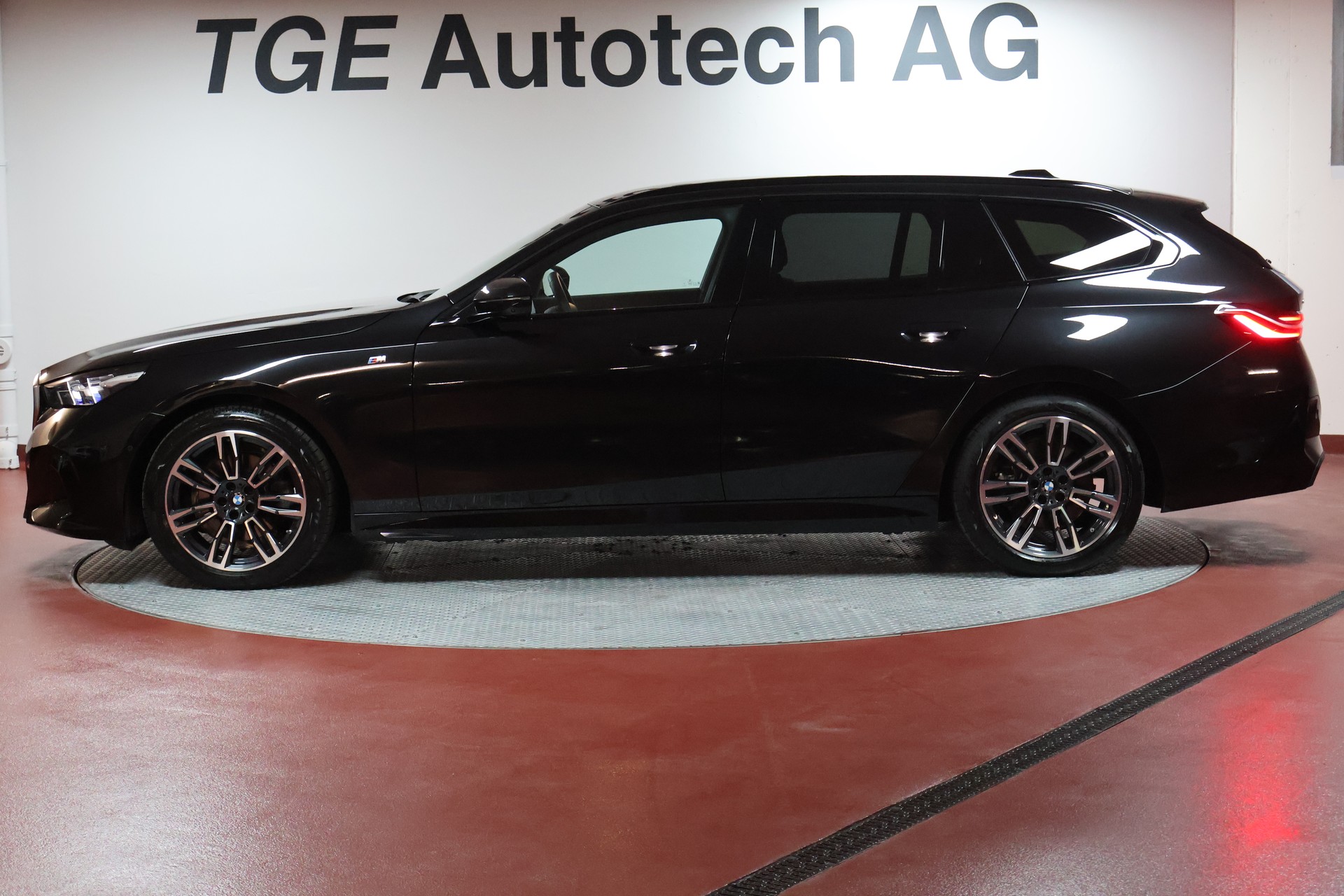 BMW 520d xDrive 48V Touring Pure M Sport Edition-image-4