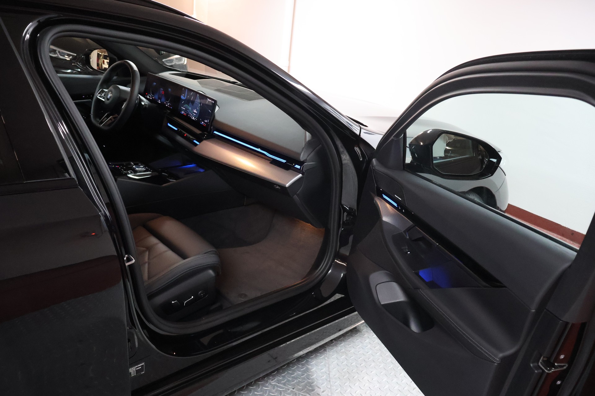 BMW 520d xDrive 48V Touring Pure M Sport Edition-image-14