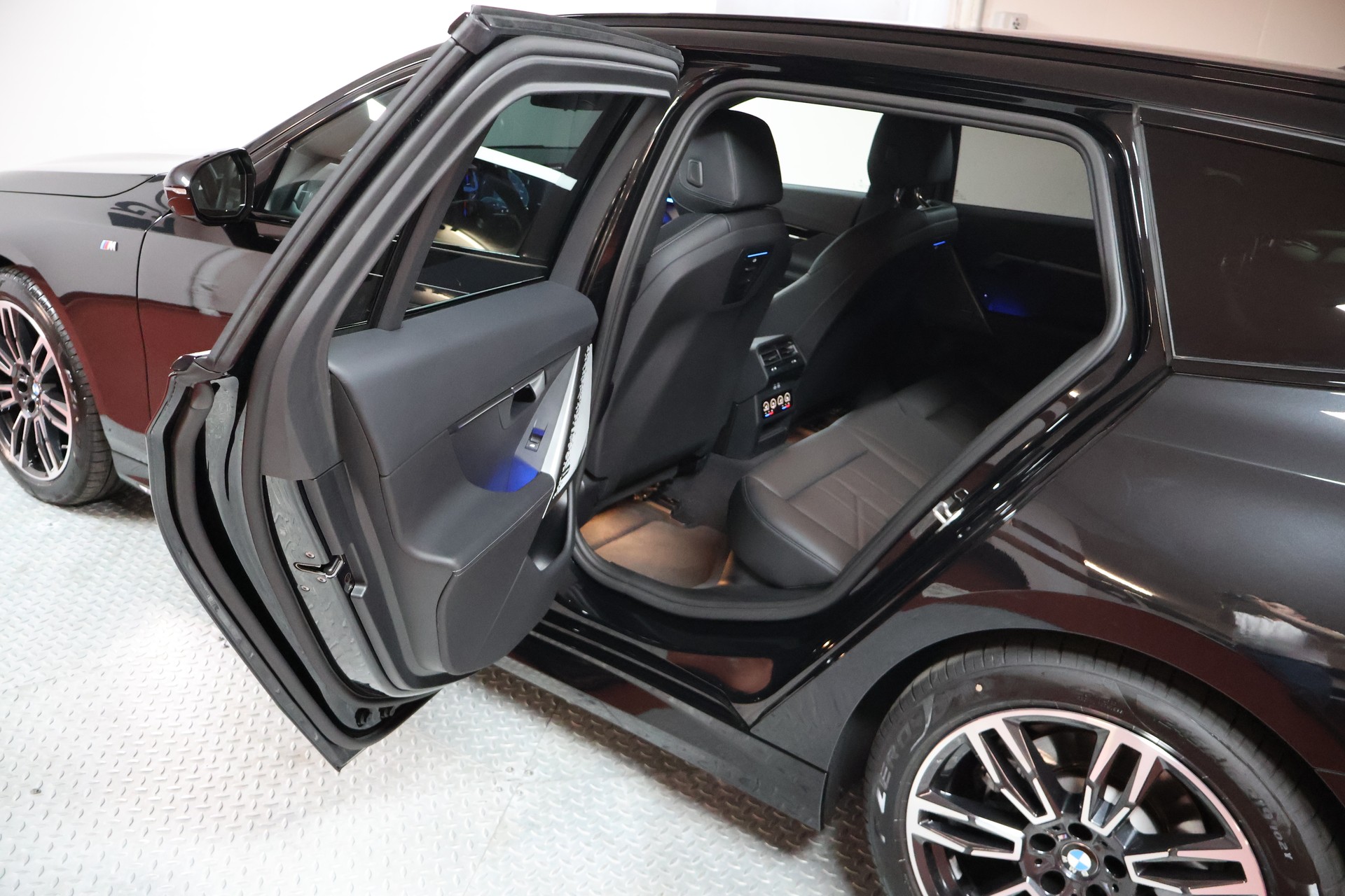 BMW 520d xDrive 48V Touring Pure M Sport Edition-image-11
