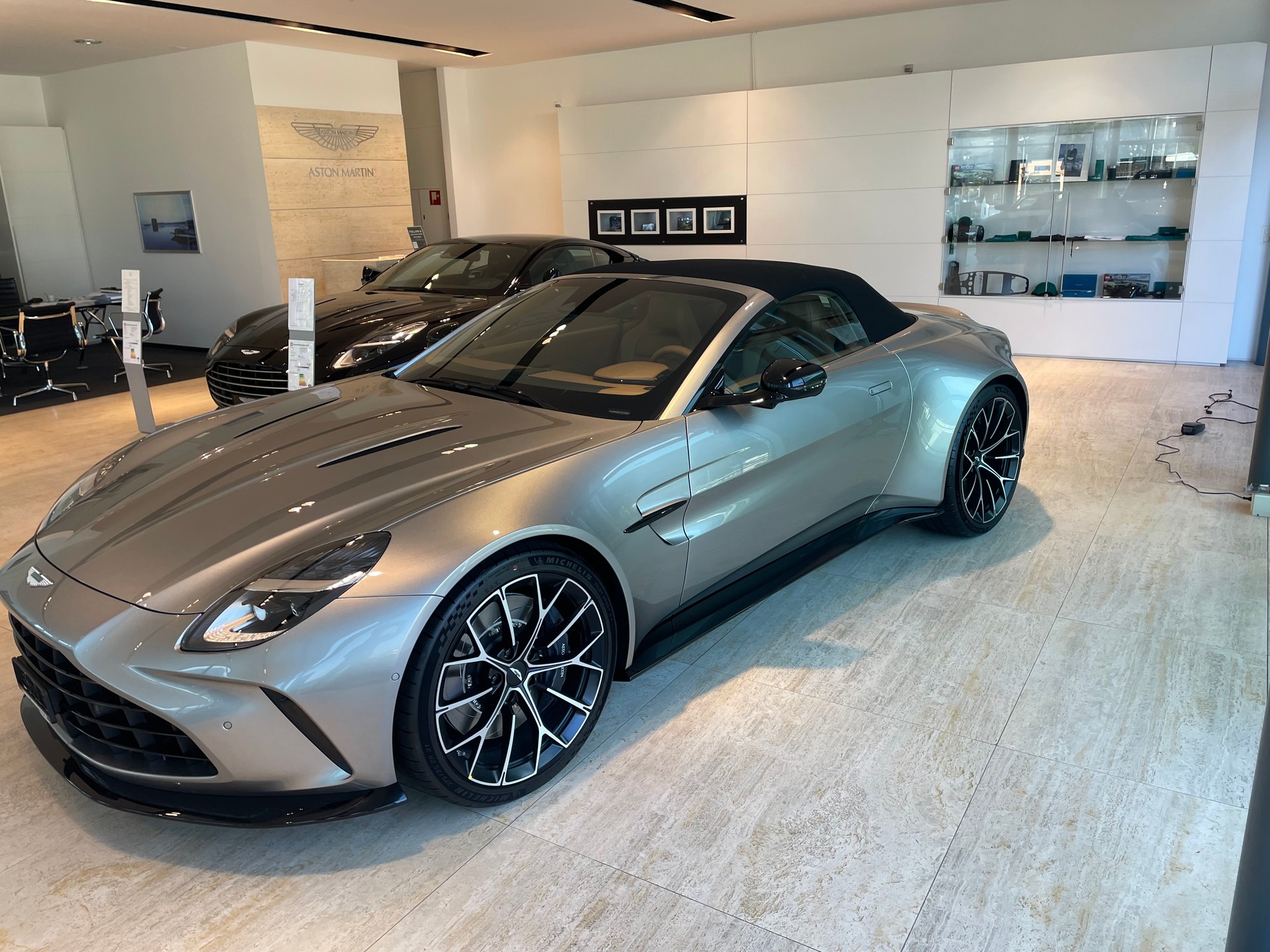 ASTON MARTIN New V8 Vantage Roadster-image-3
