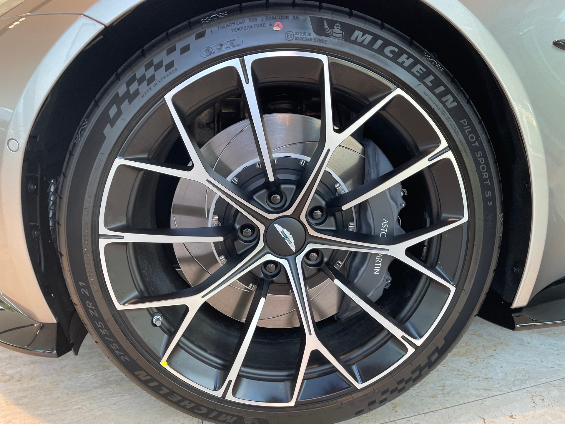 ASTON MARTIN New V8 Vantage Roadster-image-8
