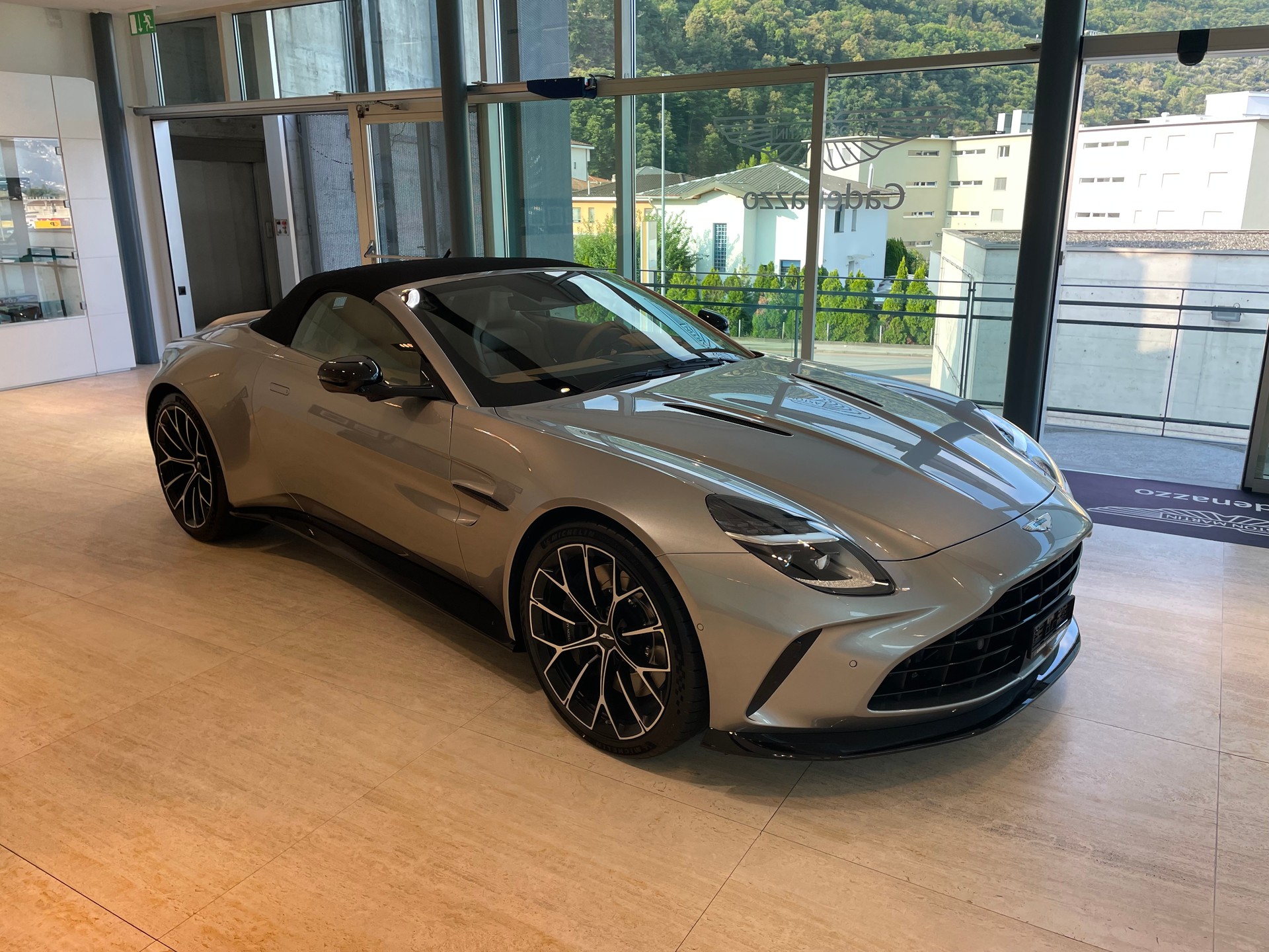 ASTON MARTIN New V8 Vantage Roadster-image-2